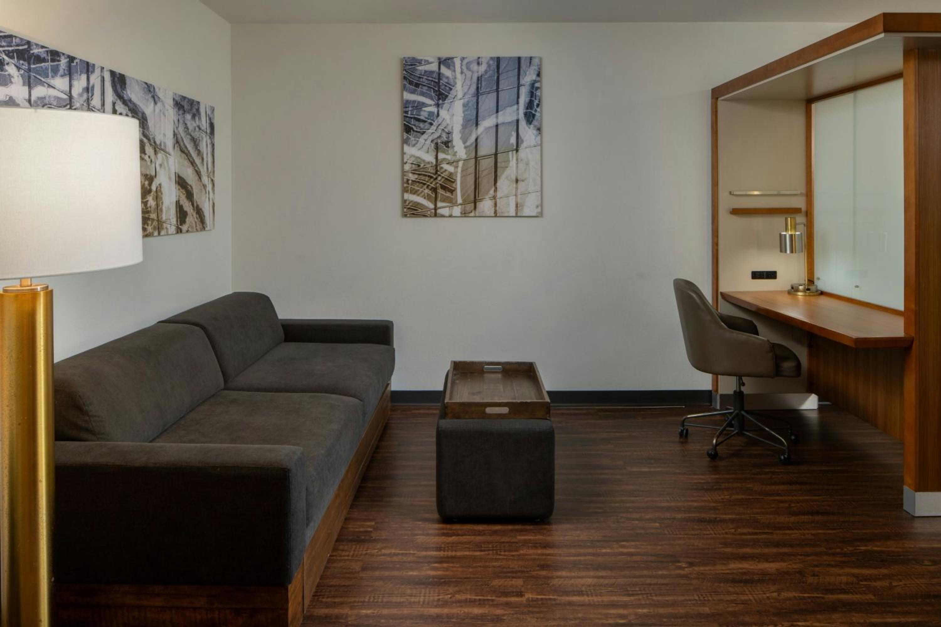 King Suite with Bathtub and Trundle Sofa - Mobility Access/Hearing Accessible
