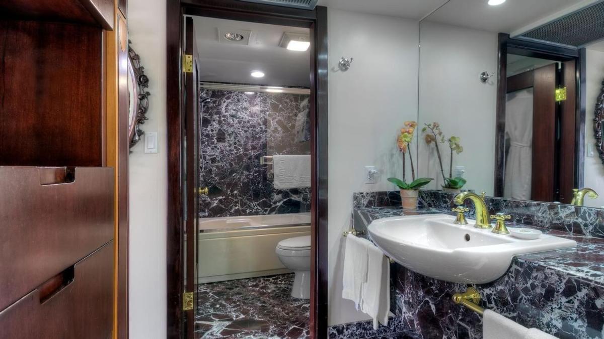 Signature Suite - Photo 6