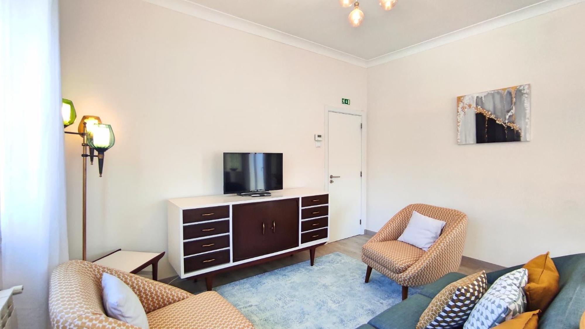 Five-Bedroom House photo 1