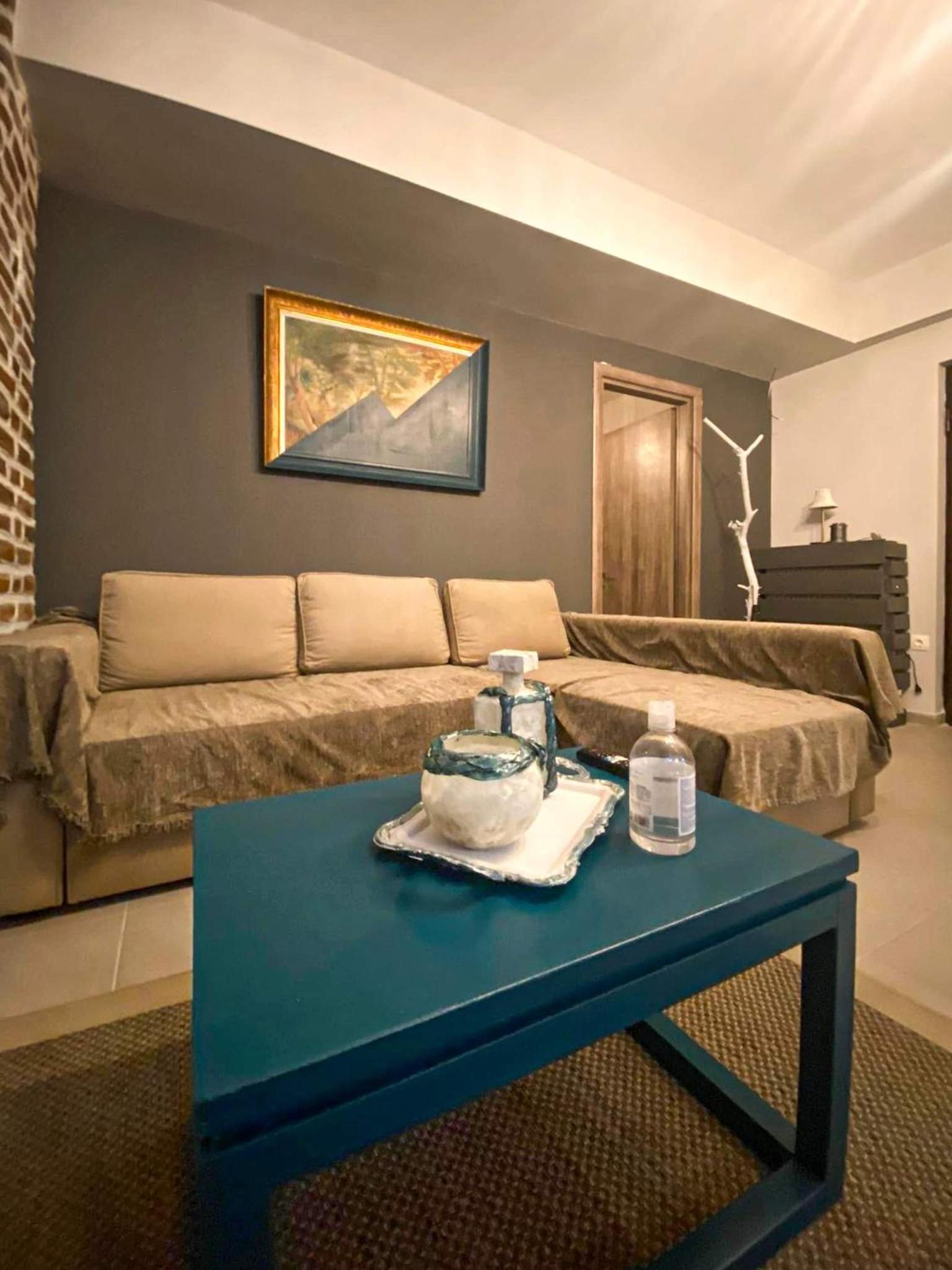 One-Bedroom Apartment - Photo 2