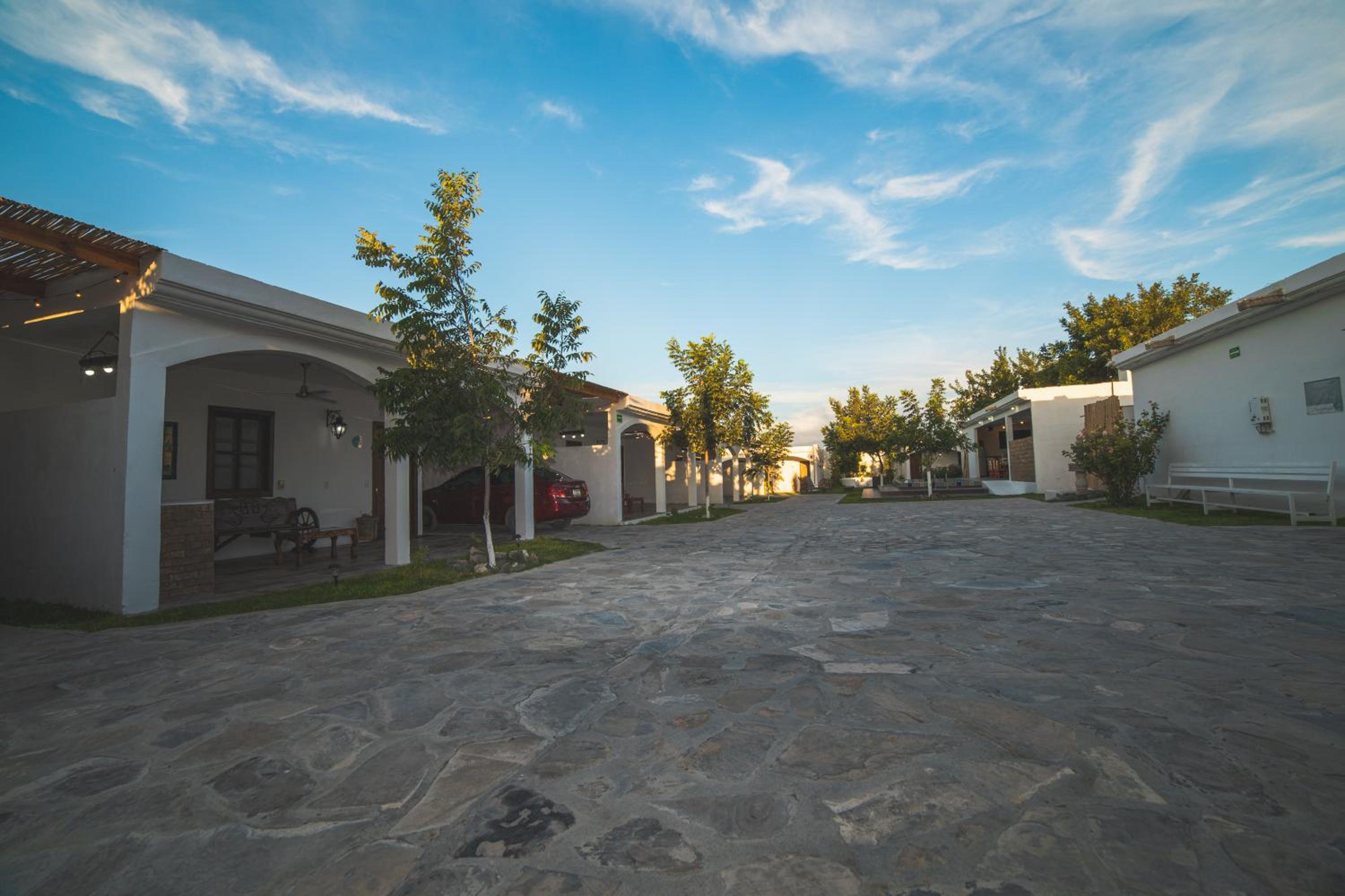 Seven-Bedroom House photo 2