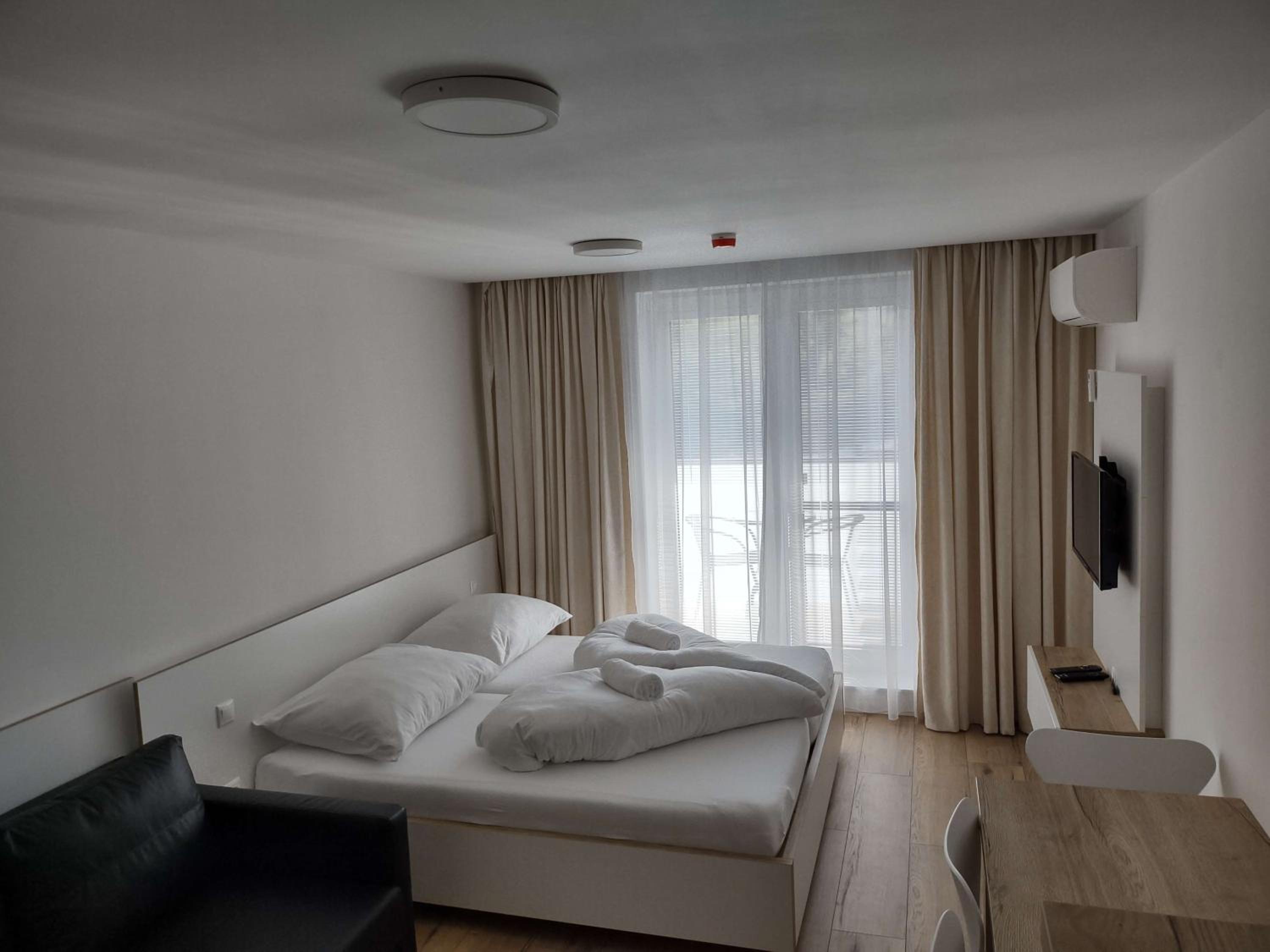 King Studio with Sofa Bed - Photo 8