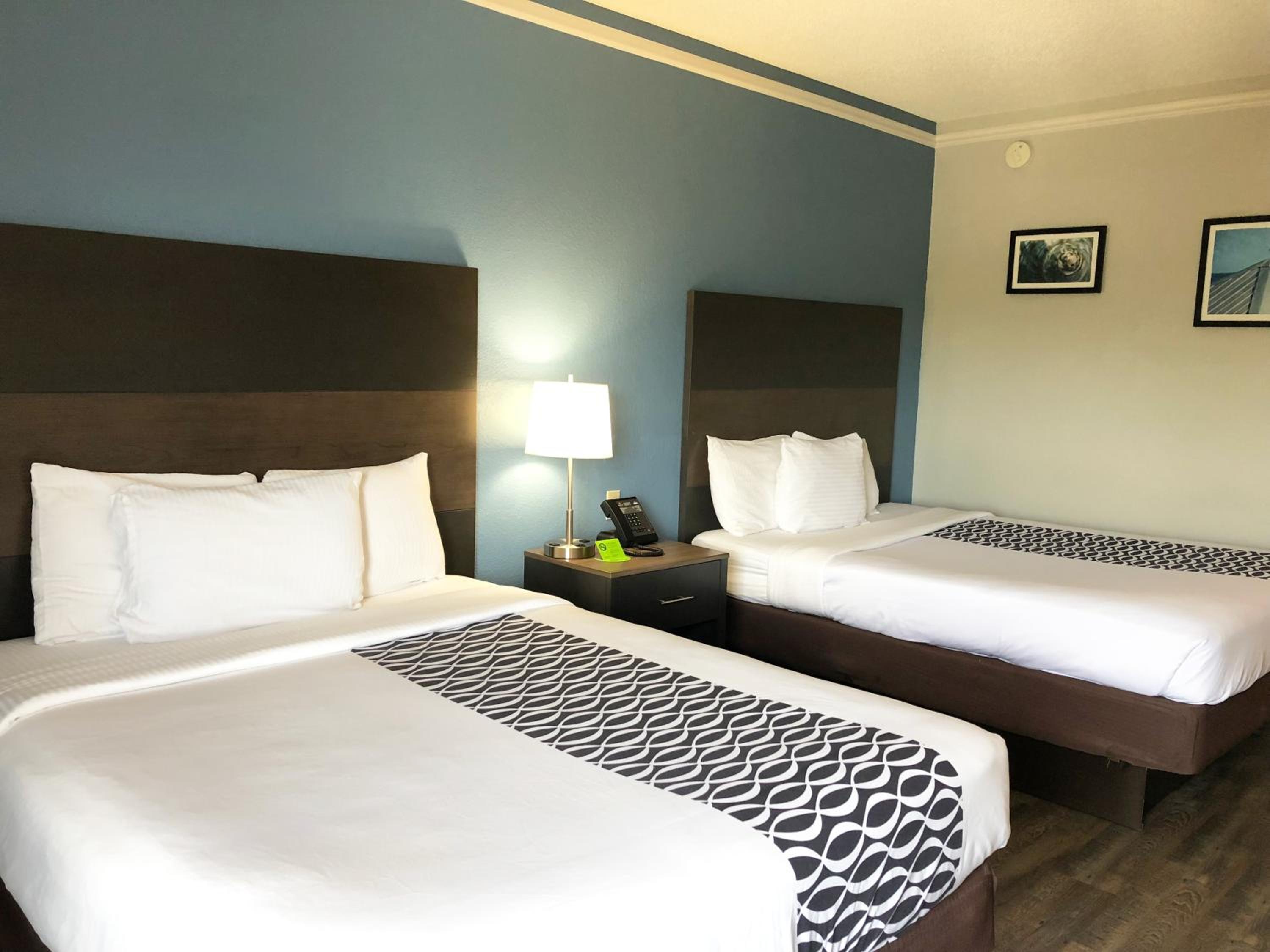 Queen Room with Two Queen Beds - Non-Smoking - Photo 4
