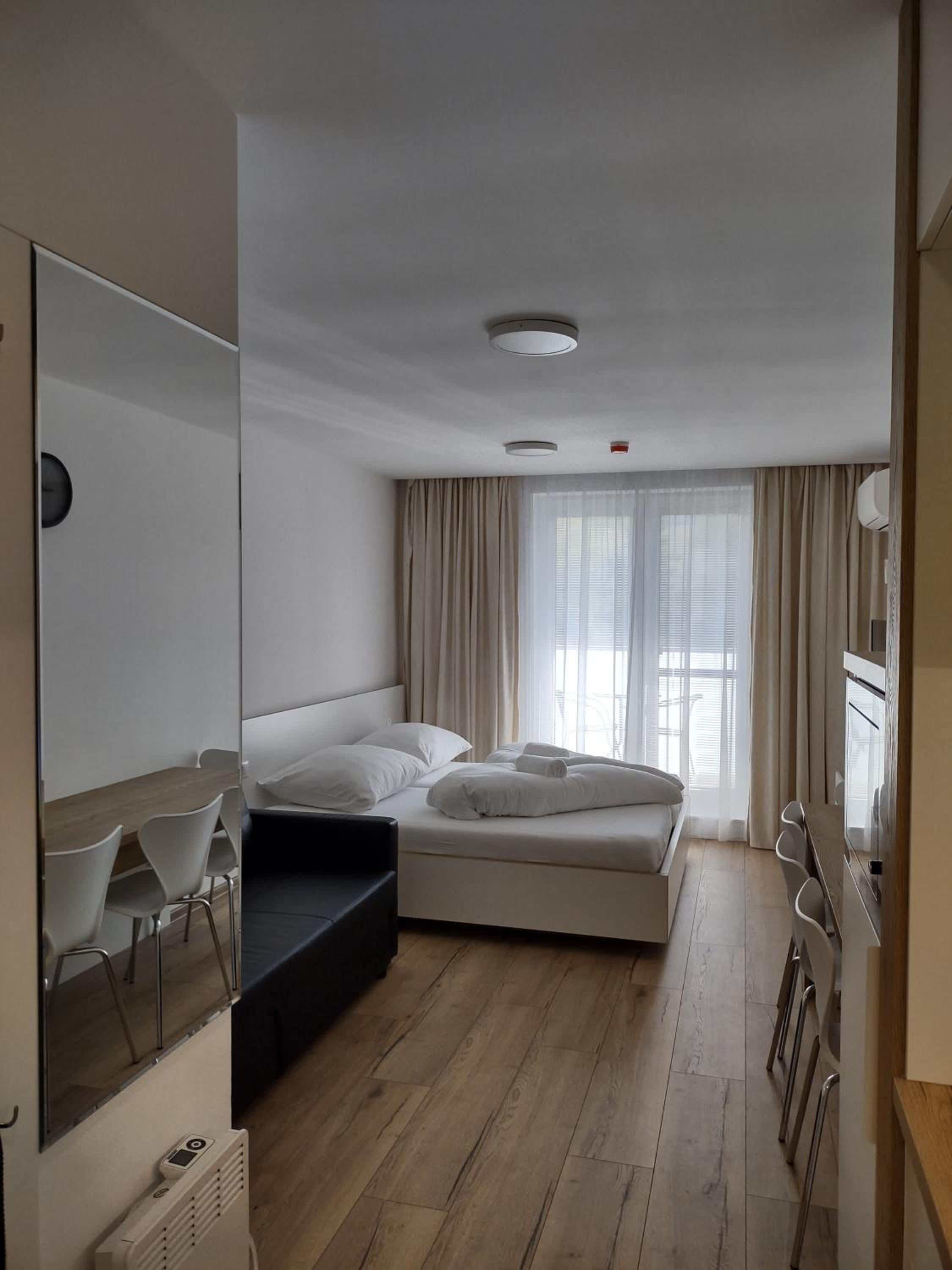 King Studio with Sofa Bed - Photo 7