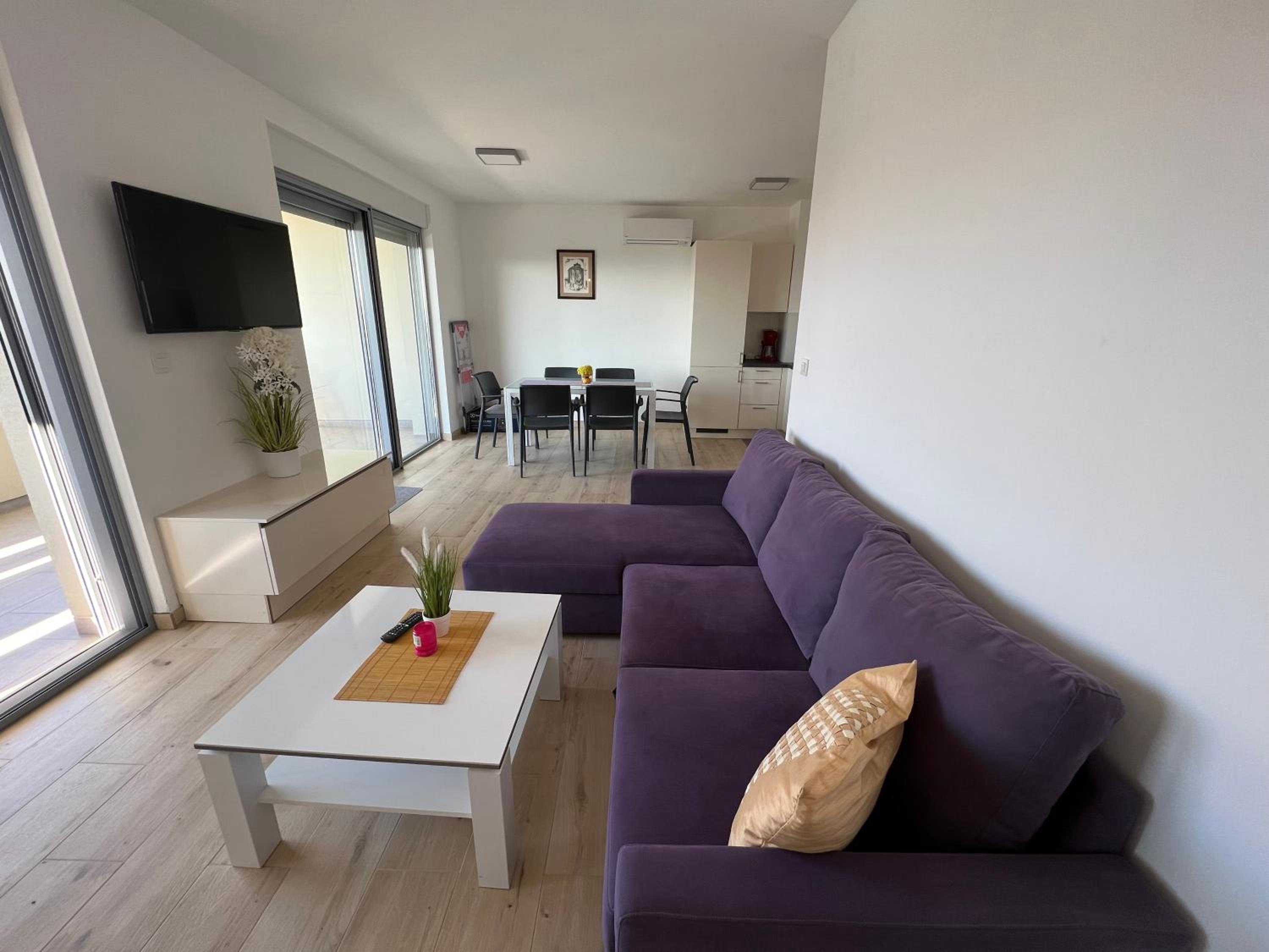 One-Bedroom Apartment photo 1