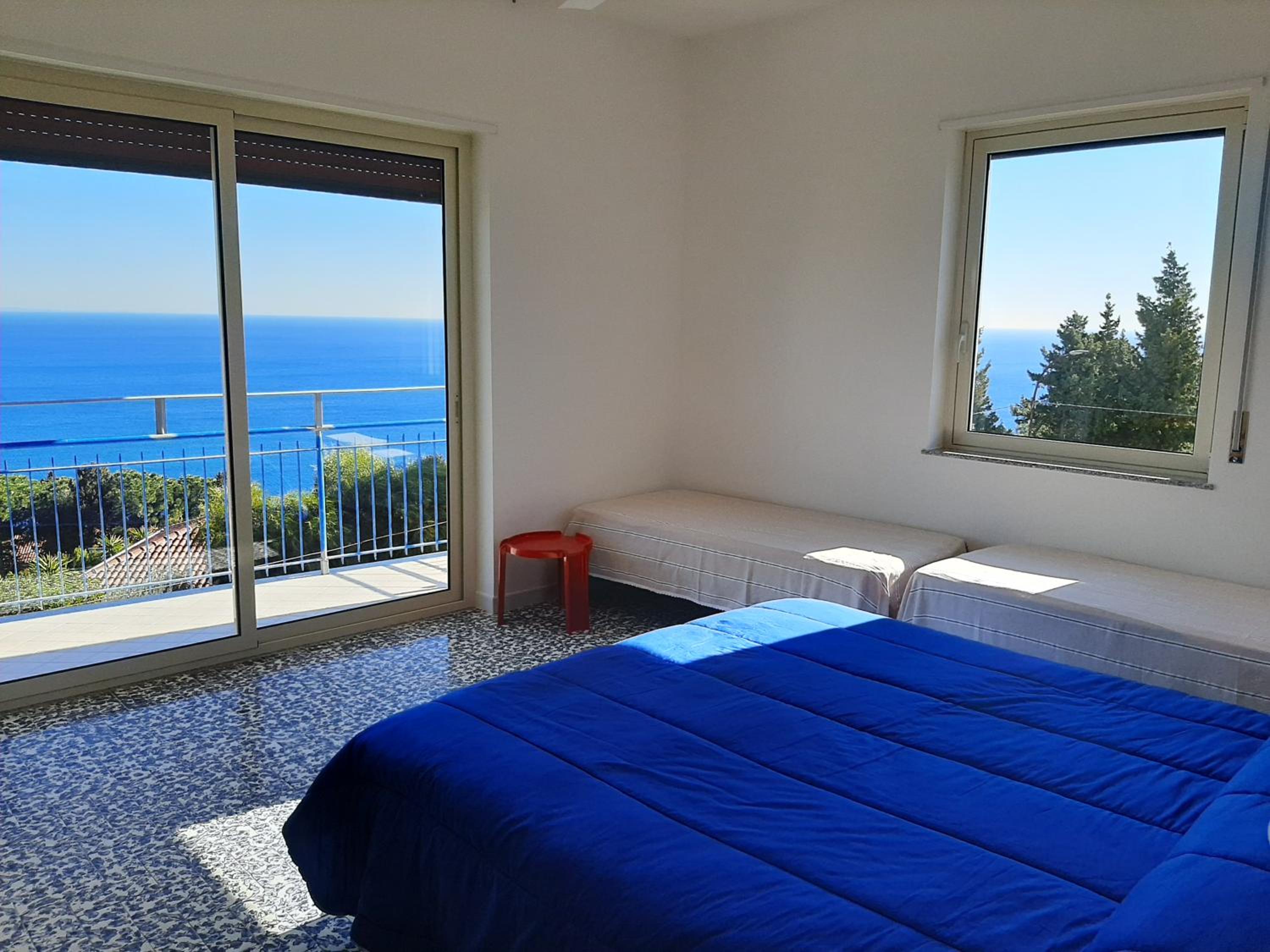 Quadruple Room with Sea View - Photo 4