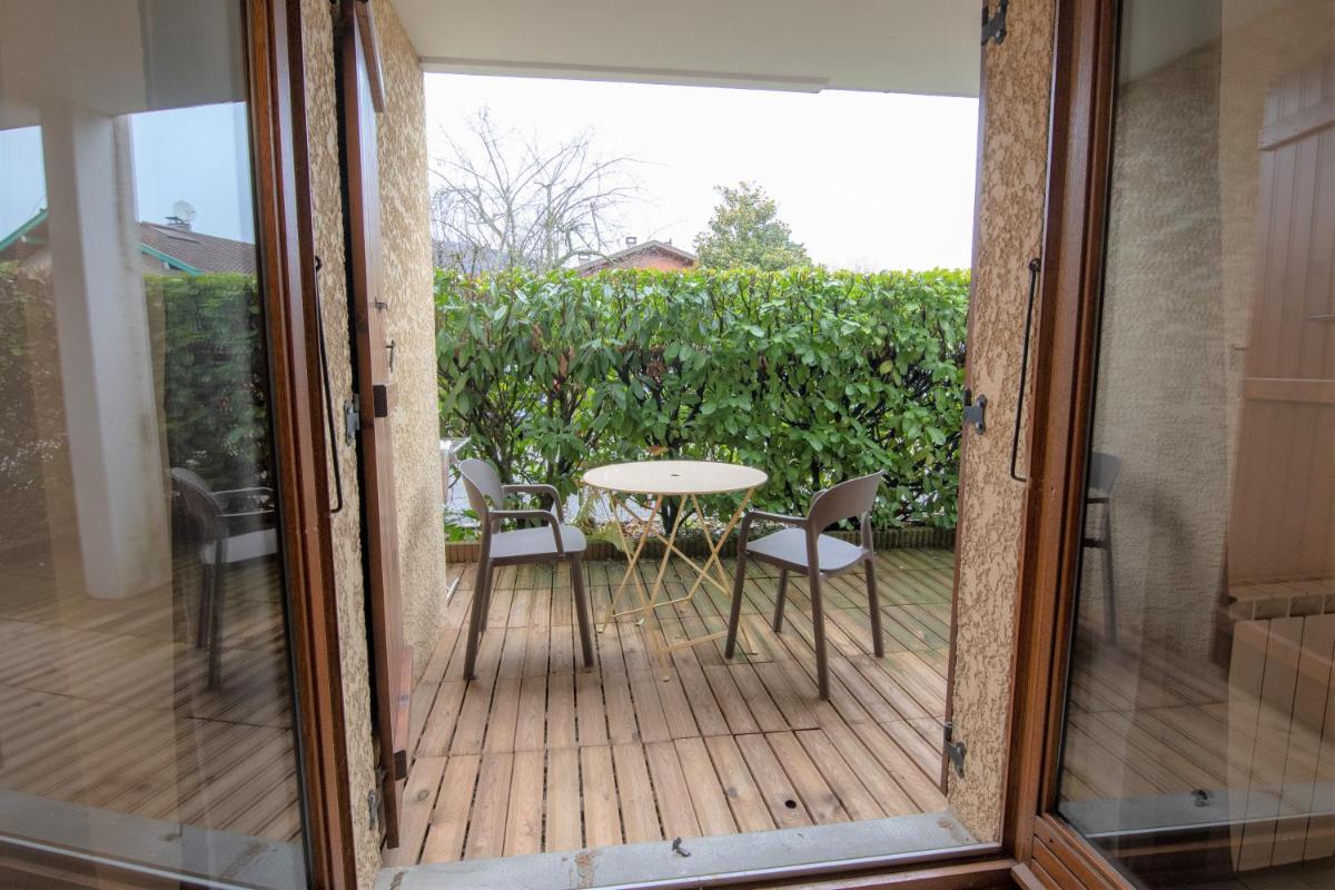 Apartment with Terrace photo 2