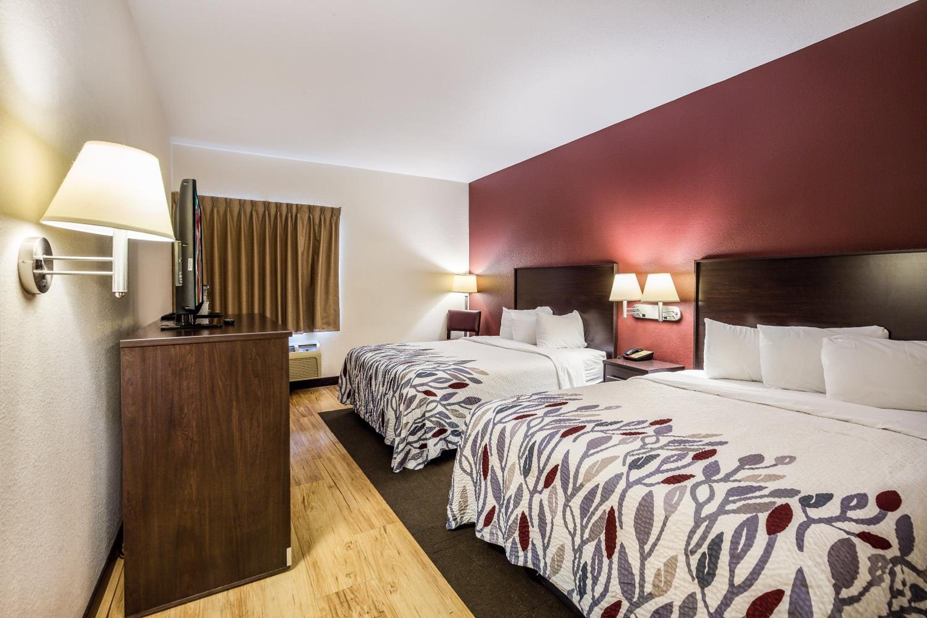 Deluxe Queen Room with Two Queen Beds - Disability Access/Roll-In Shower Smoke Free - Photo 1