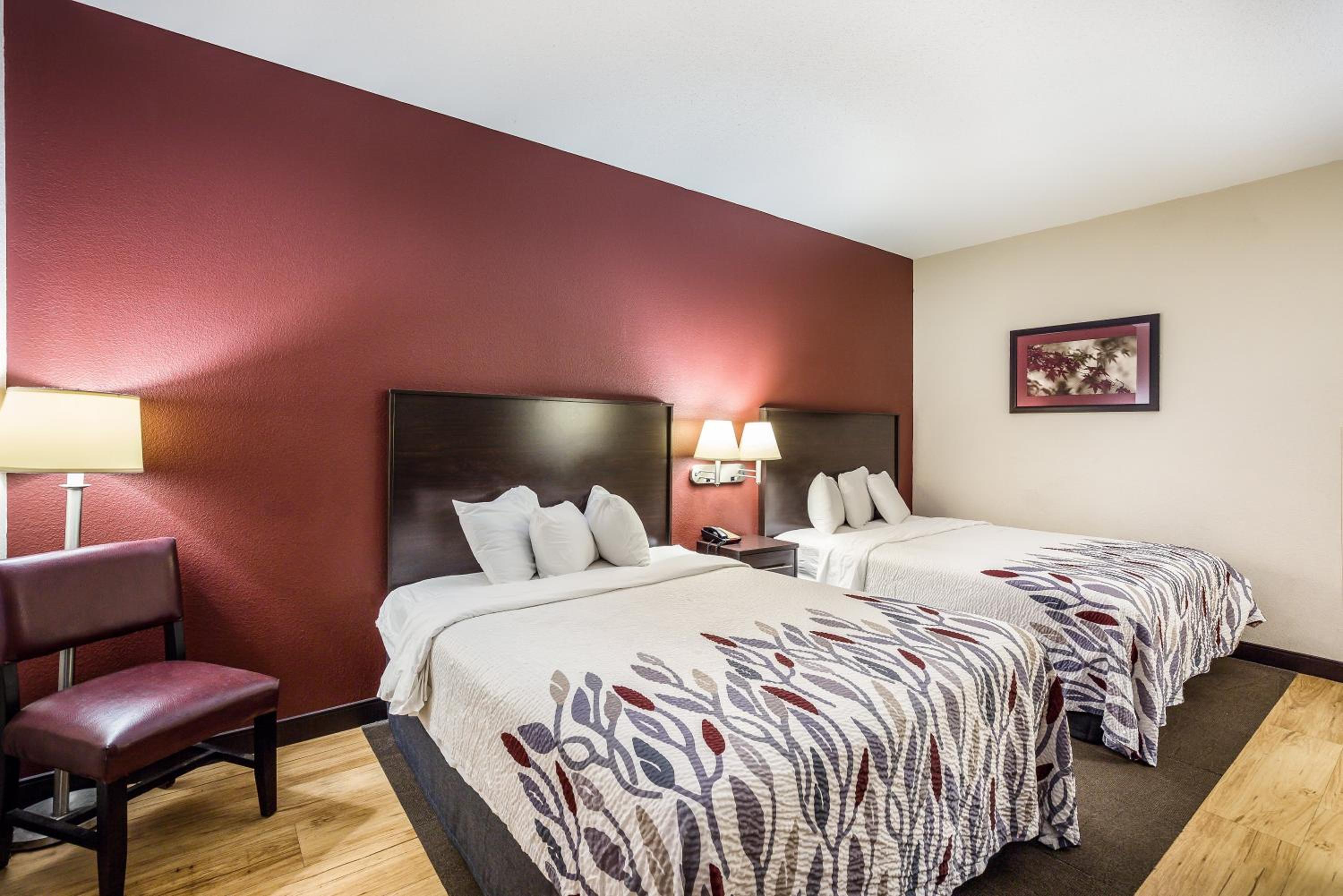 Deluxe Queen Room with Two Queen Beds - Disability Access/Roll-In Shower Smoke Free - Photo 4