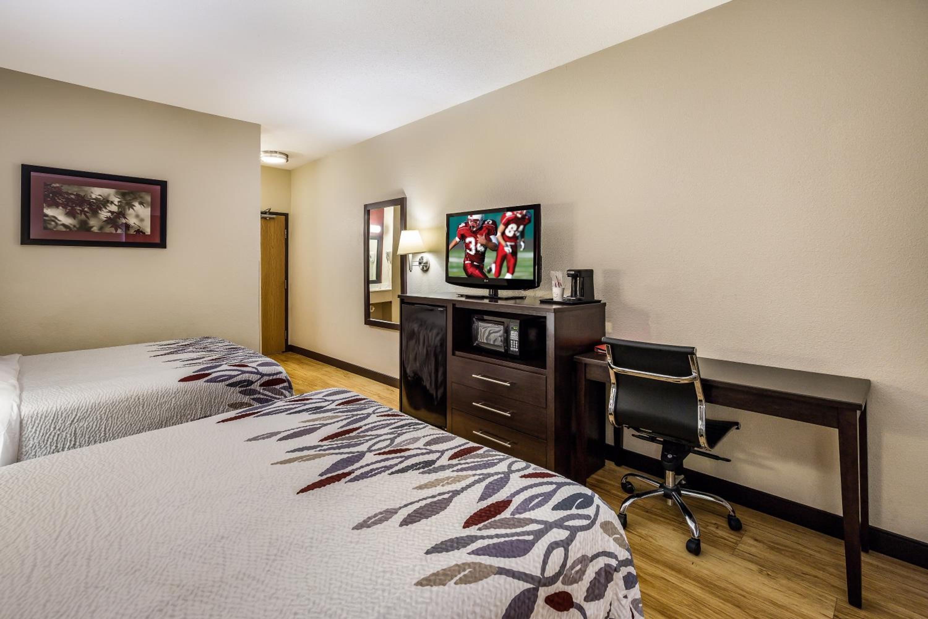 Deluxe Queen Room with Two Queen Beds - Disability Access/Roll-In Shower Smoke Free - Photo 3
