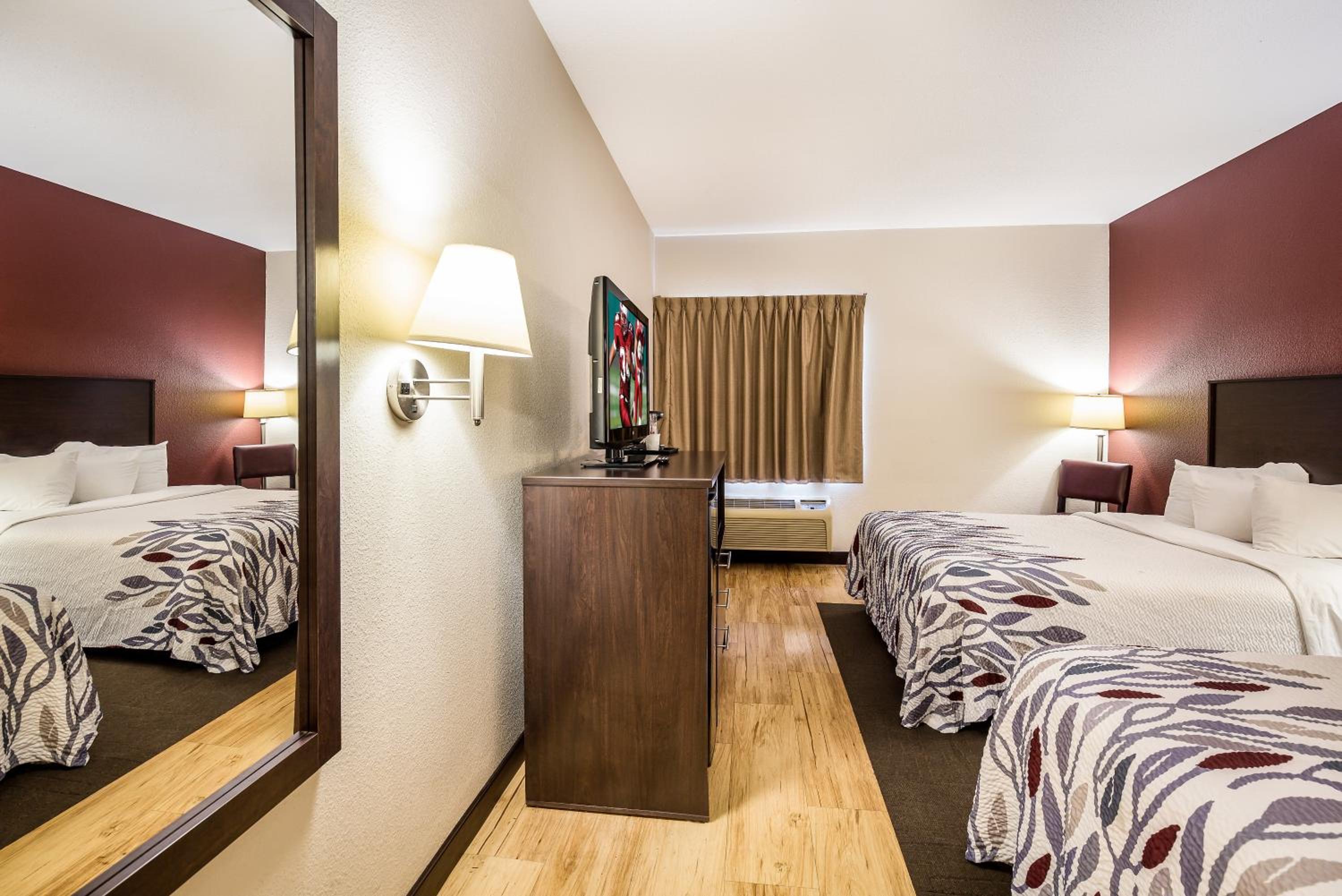 Deluxe Queen Room with Two Queen Beds - Disability Access/Roll-In Shower Smoke Free - Photo 2