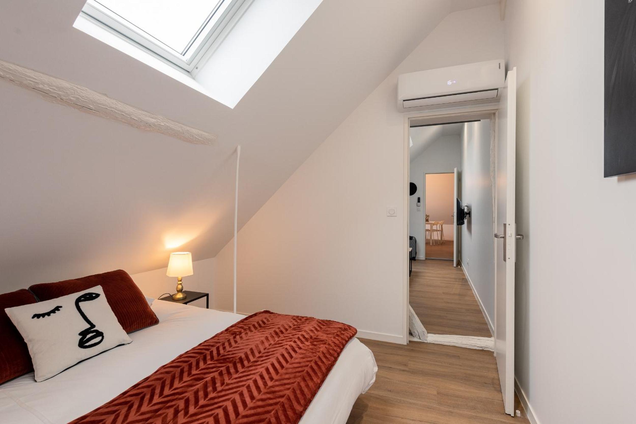 One-Bedroom Apartment - Photo 2
