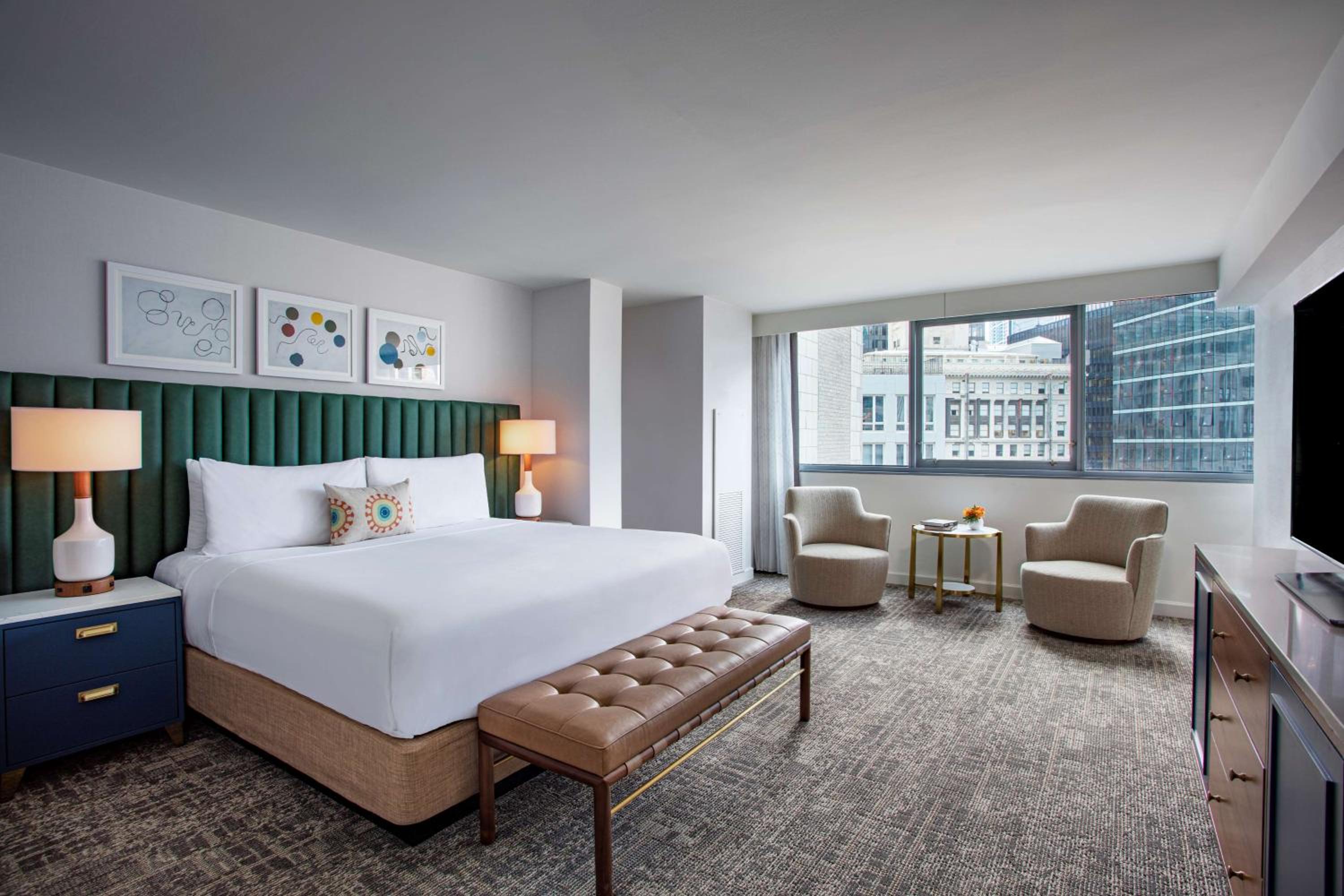 King Room with One King Bed (Non Smoking) (Accessible)