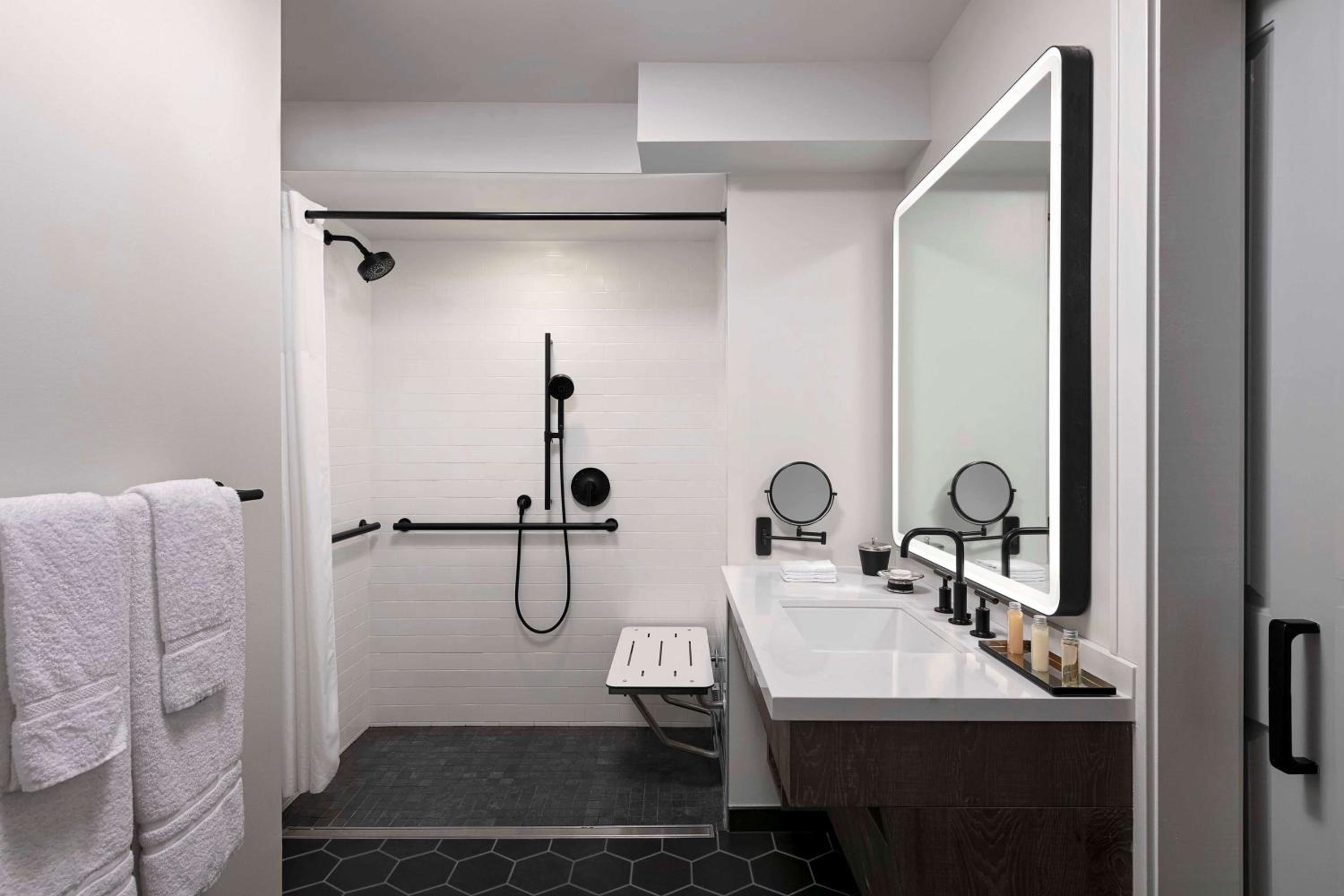 King Room with One King Bed and Roll In Shower (Non Smoking) (Accessible)