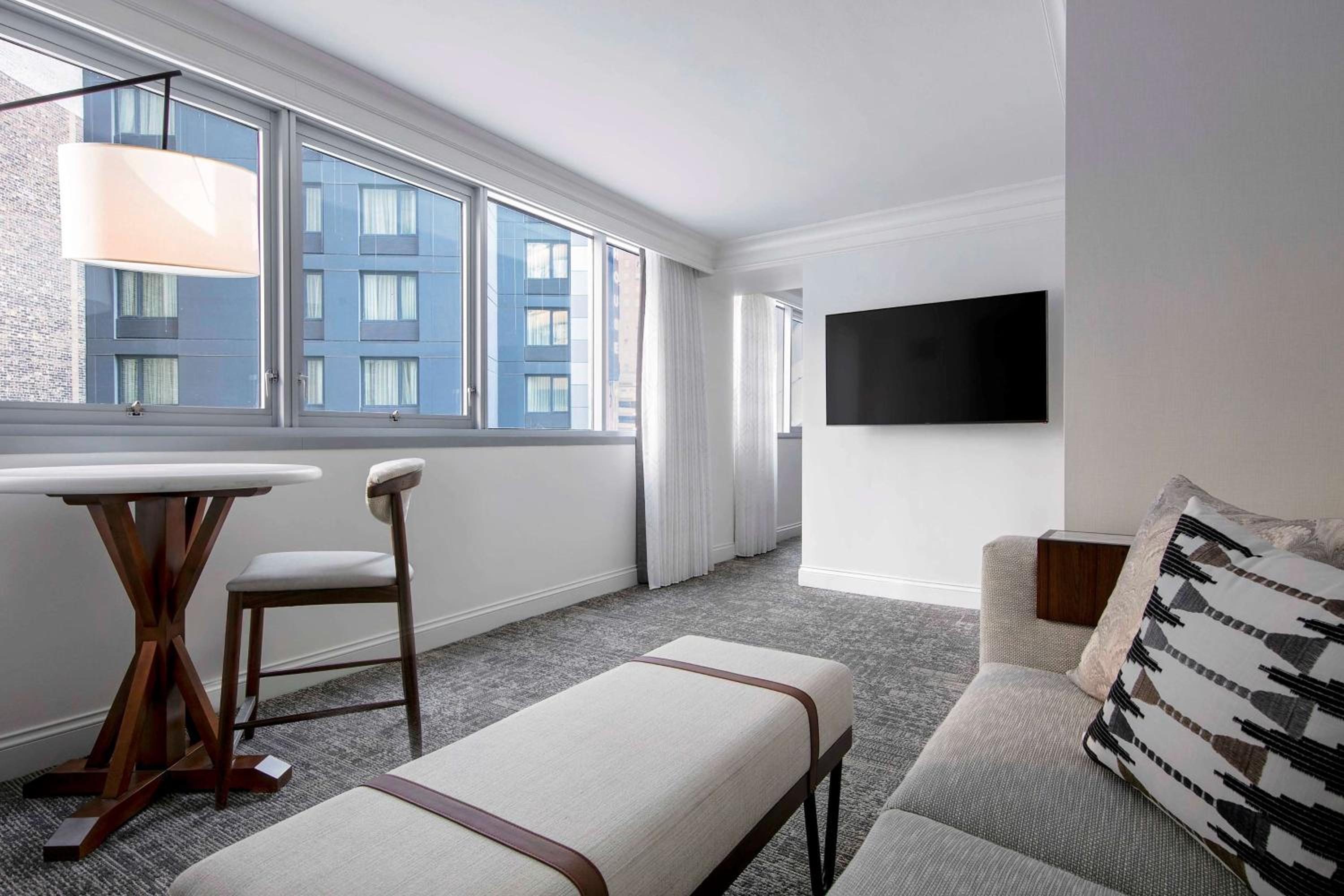Junior Suite with One King Bed (Non Smoking)