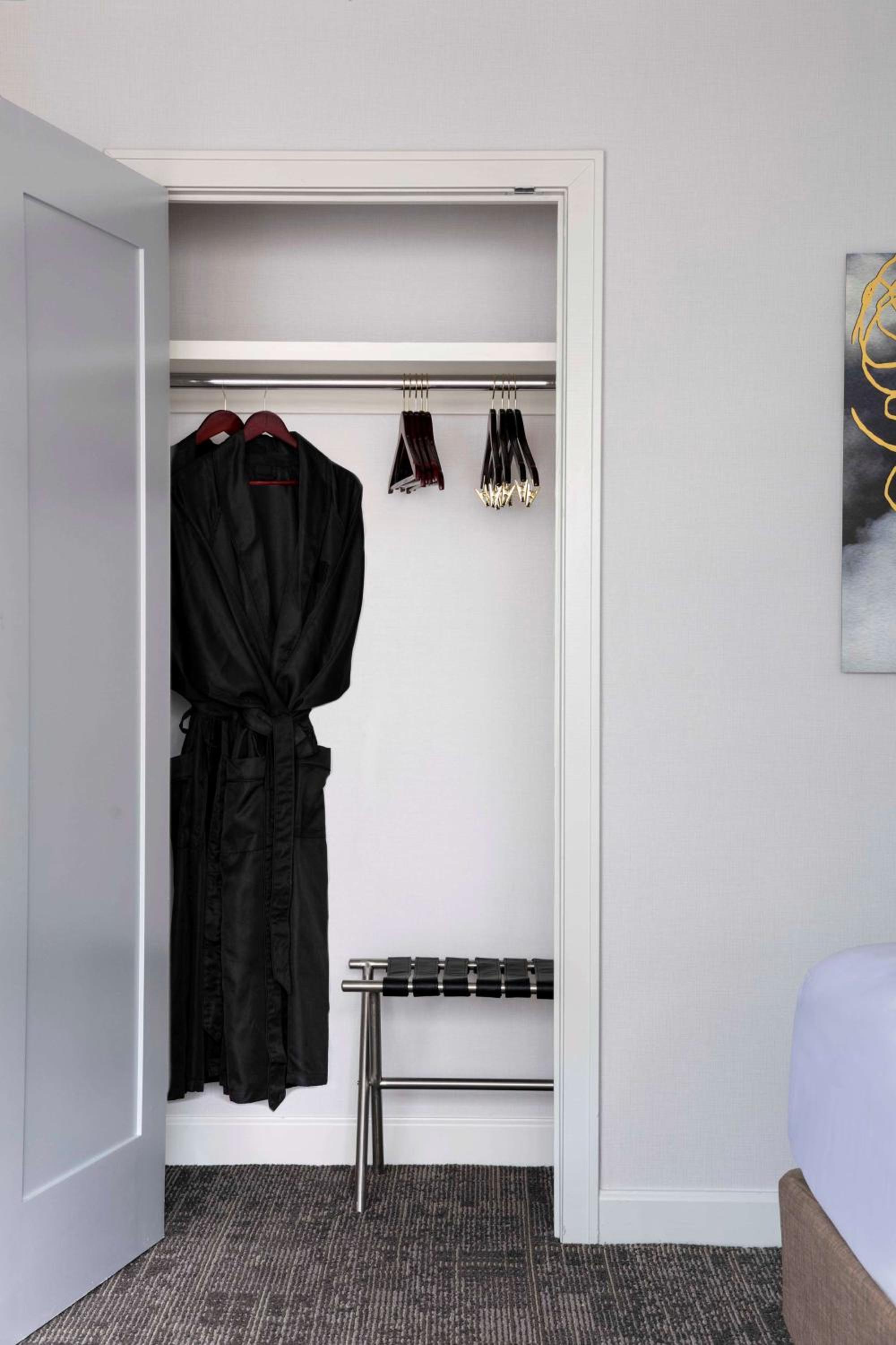 Junior Suite with One King Bed (Non Smoking) thumbnail 6
