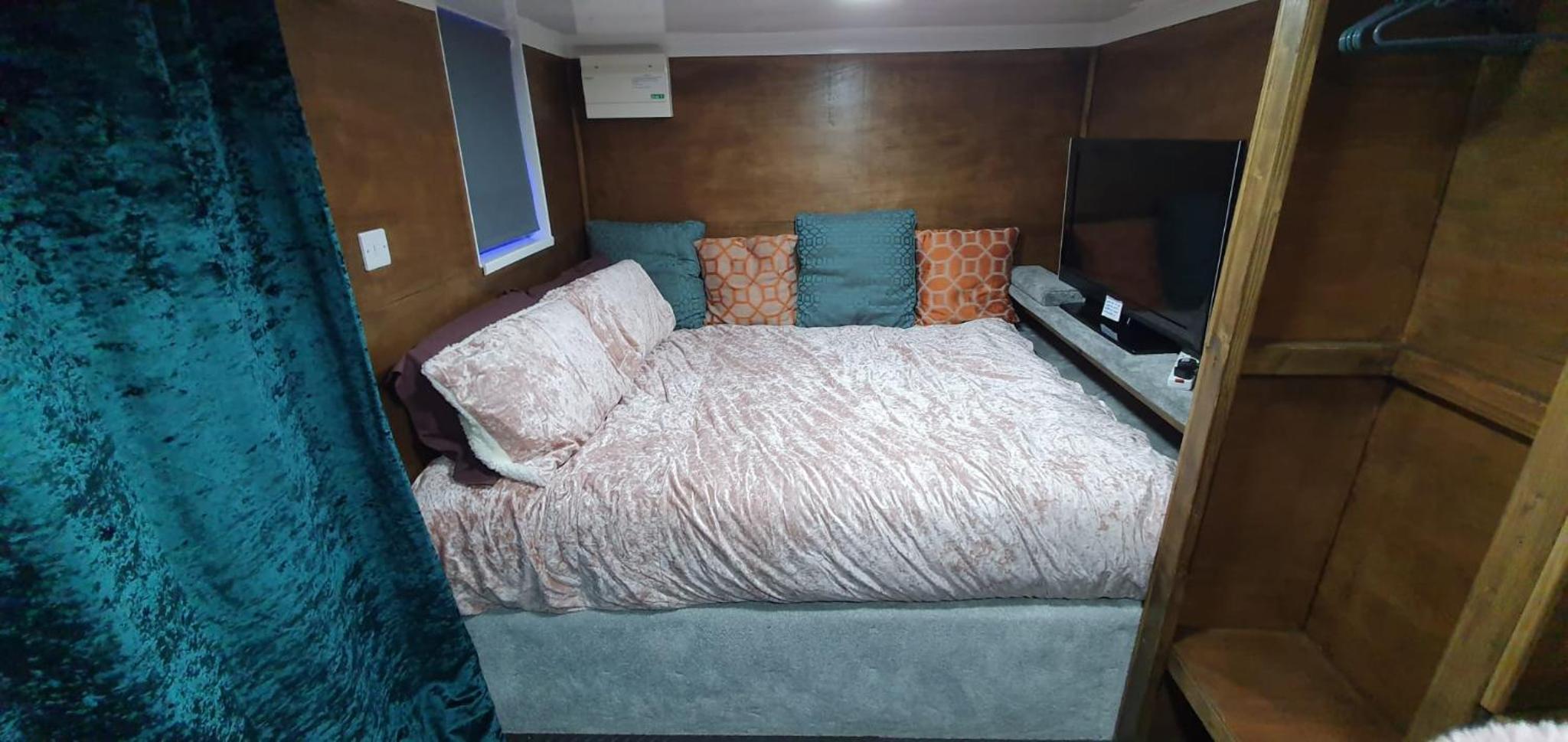 One-Bedroom Apartment - Photo 2
