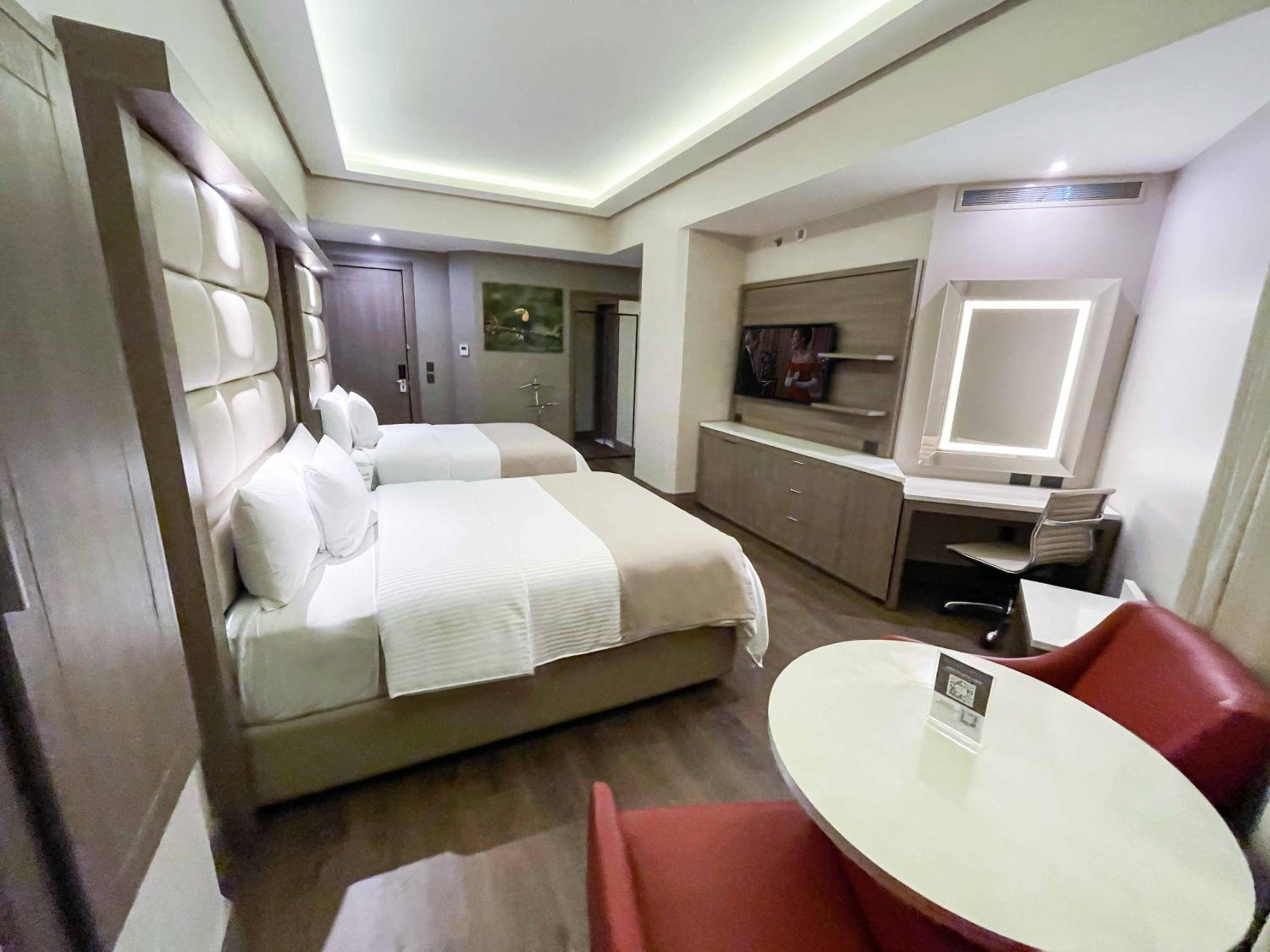 Deluxe Double Room with Two Double Beds - Photo 4