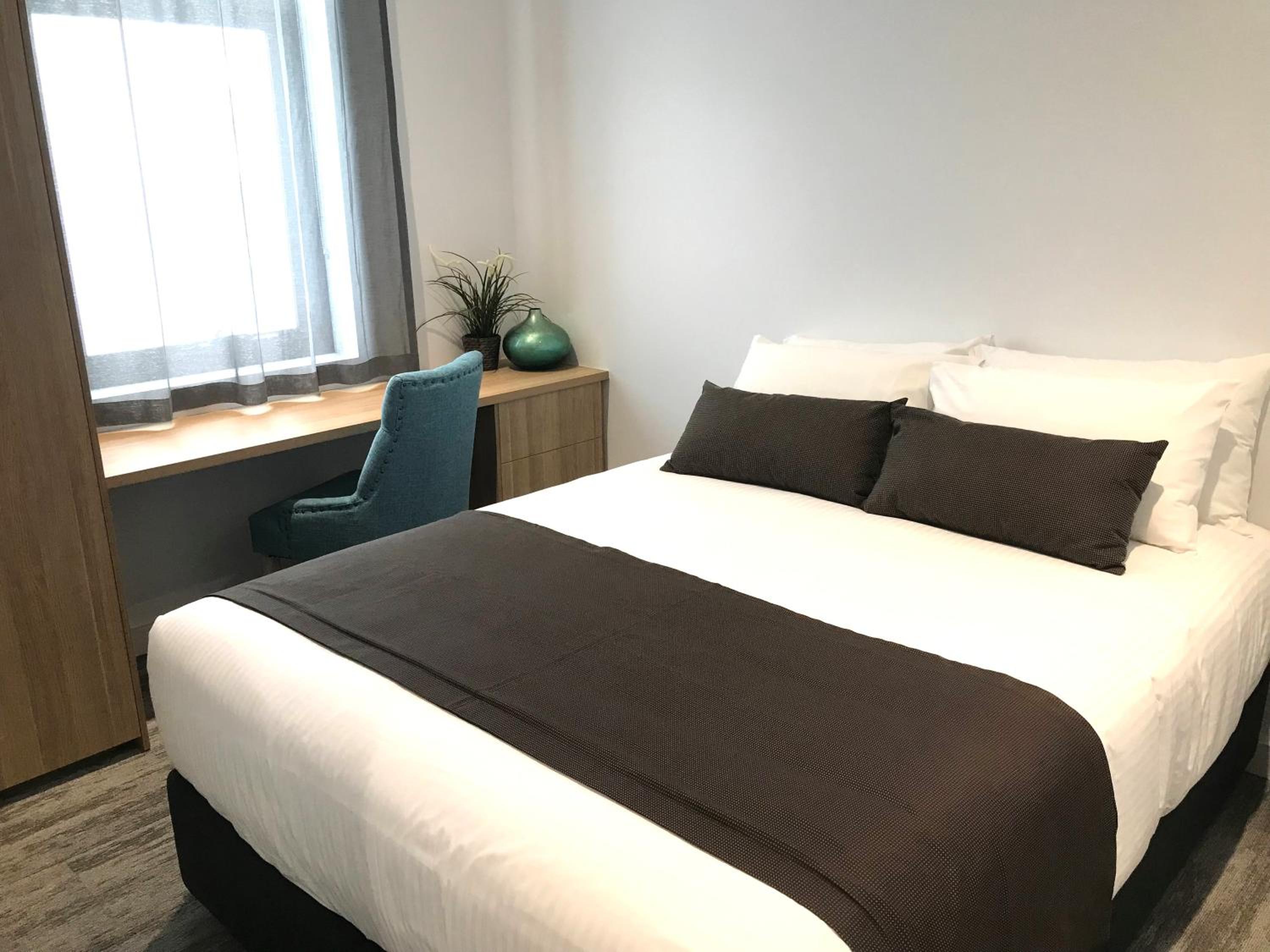 Deluxe 2B Apartment - Non Pet Friendly - Photo 5