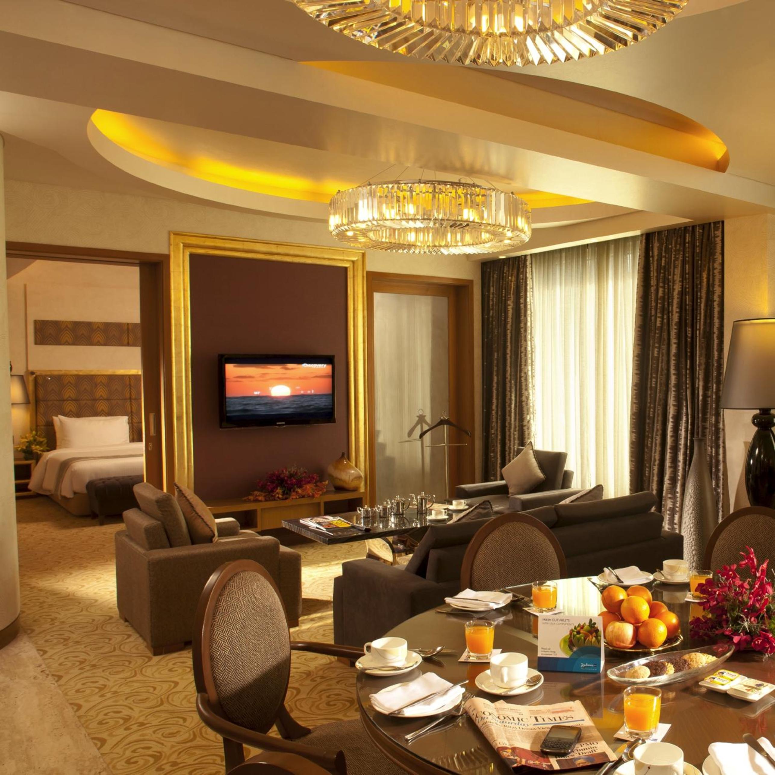 Suite- One Bedroom with Two-way Airport Transfer, 4 pieces of laundry per stay & 20 minutes Foot Massag photo