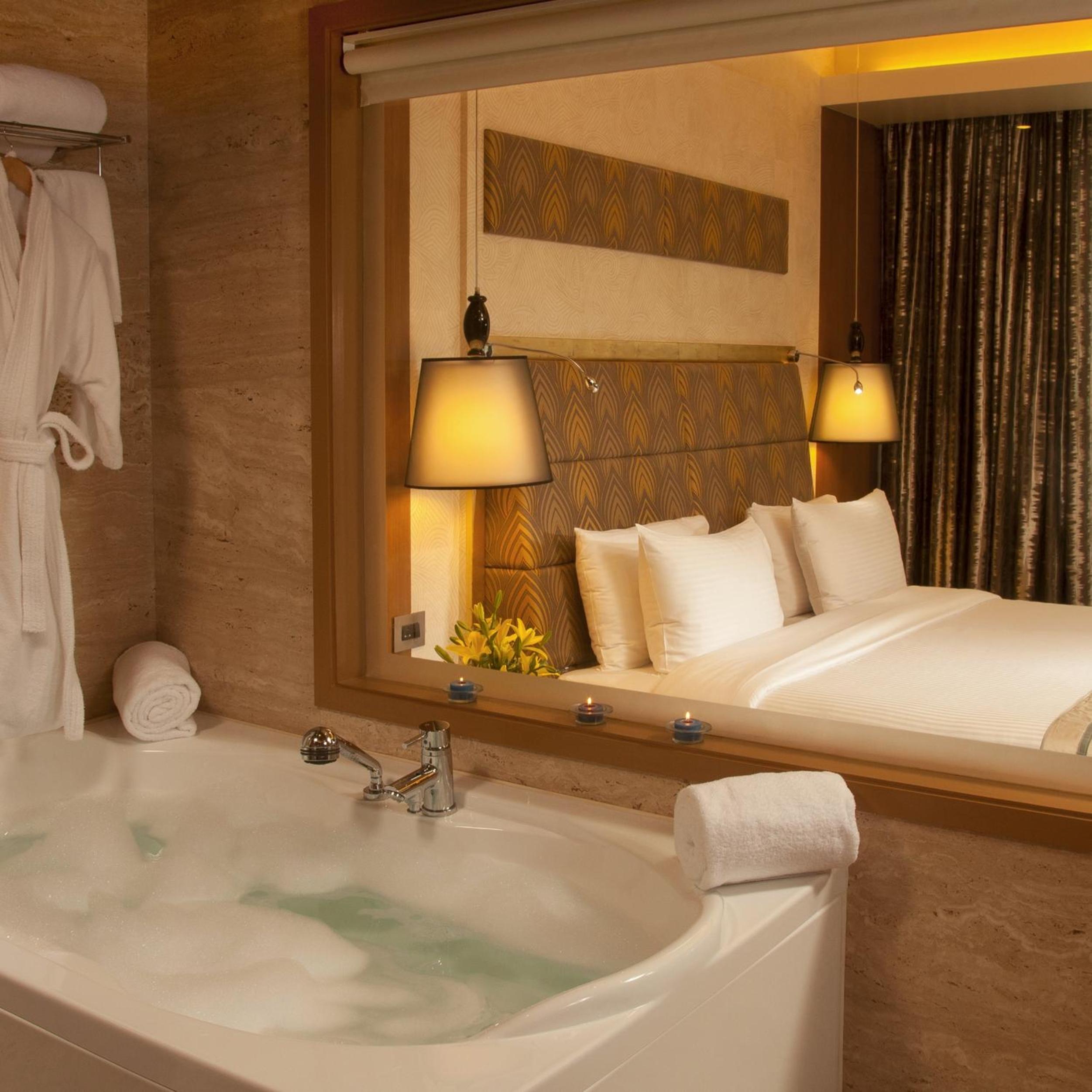 Business Class Room with Two-way Airport Transfer and Complimentary 1+1 Happy Hours from 6pm to 8pm and 15% off on Food & Beverage Services , Laundry Services and Spa - Photo 8