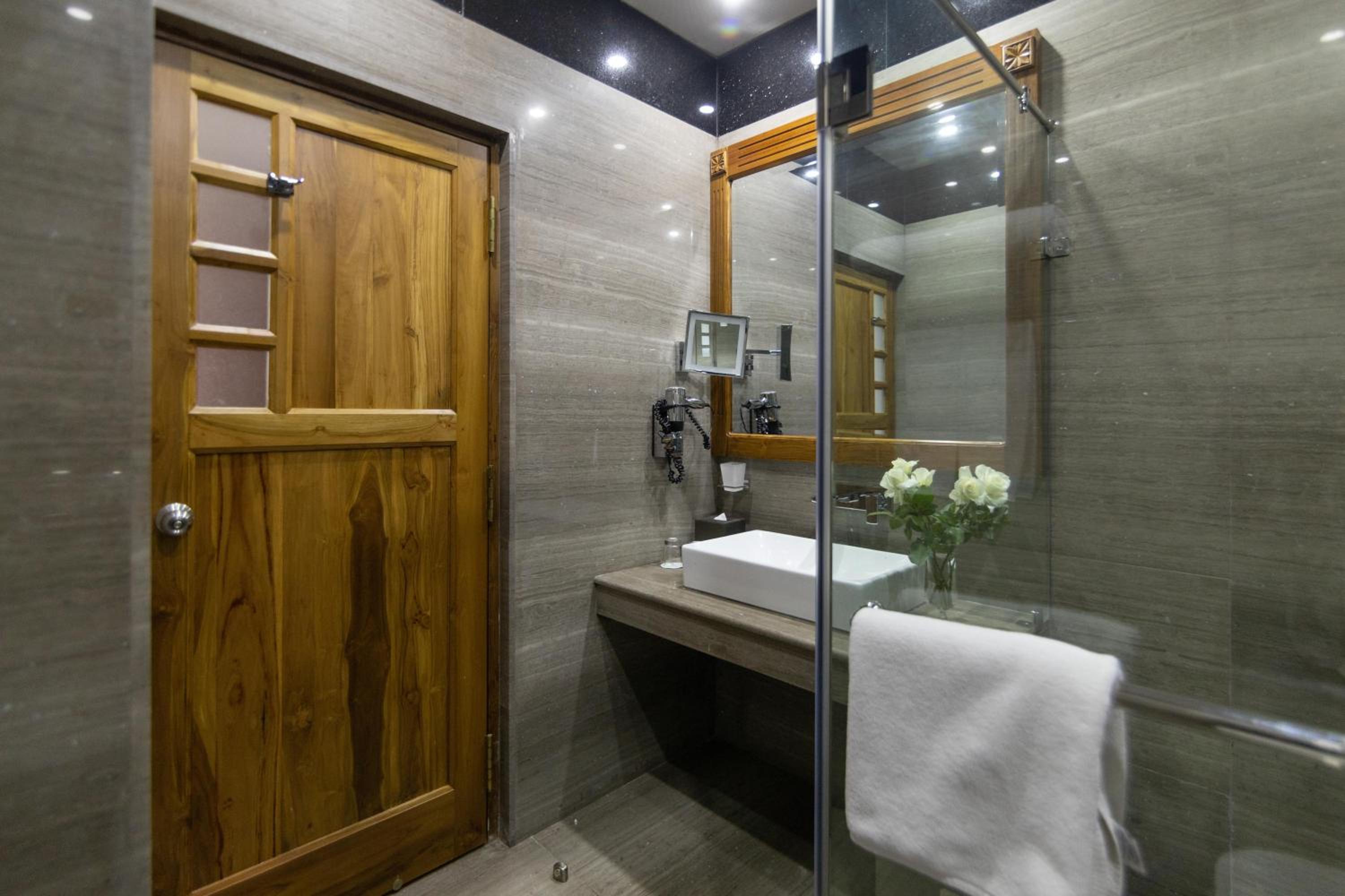 Superior Deluxe Twin with 10% discount on wellness spa and Araliya Fashion and wood carving photo 3