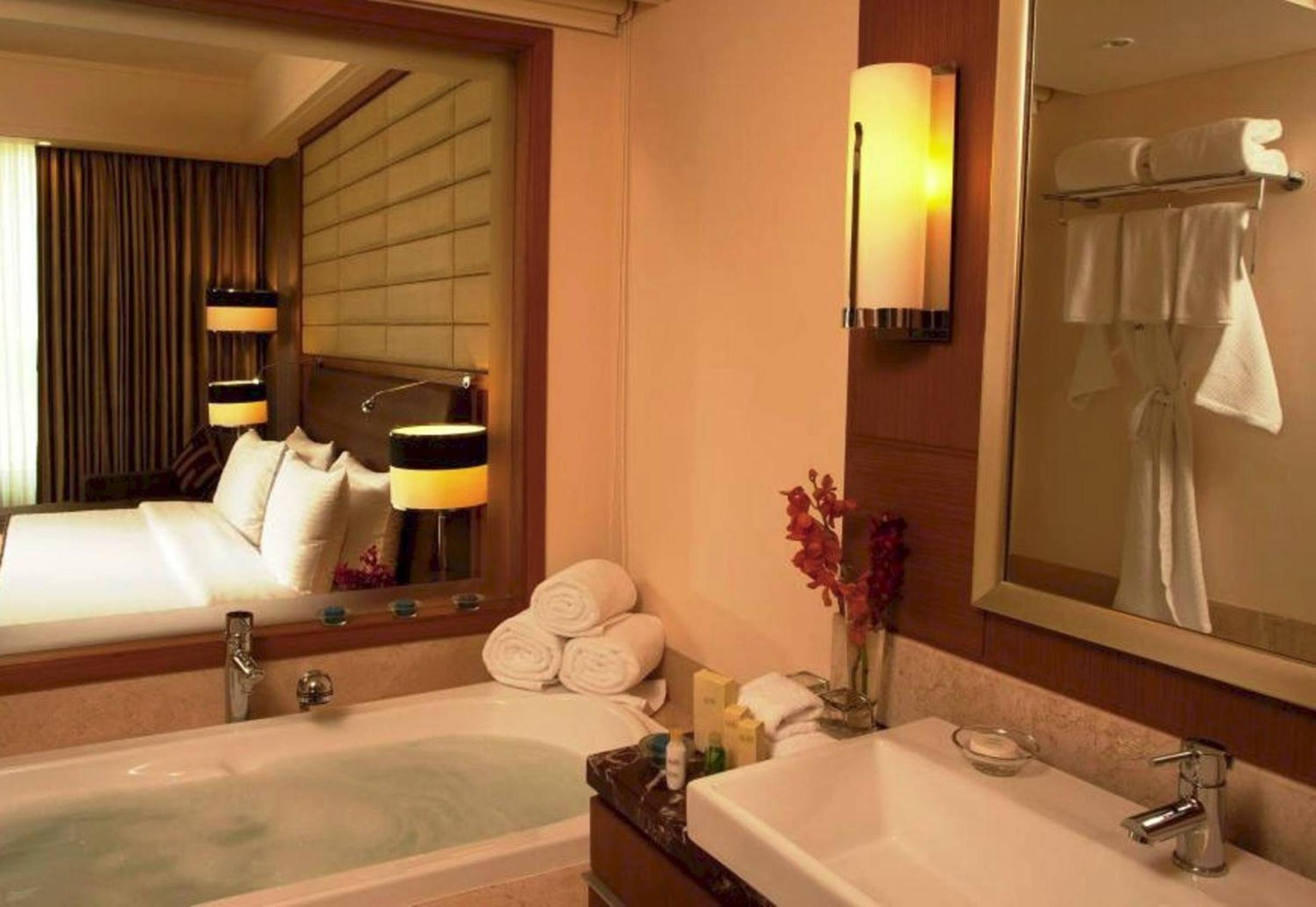 Business Class Room with Two-way Airport Transfer and Complimentary 1+1 Happy Hours from 6pm to 8pm and 15% off on Food & Beverage Services , Laundry Services and Spa - Photo 7