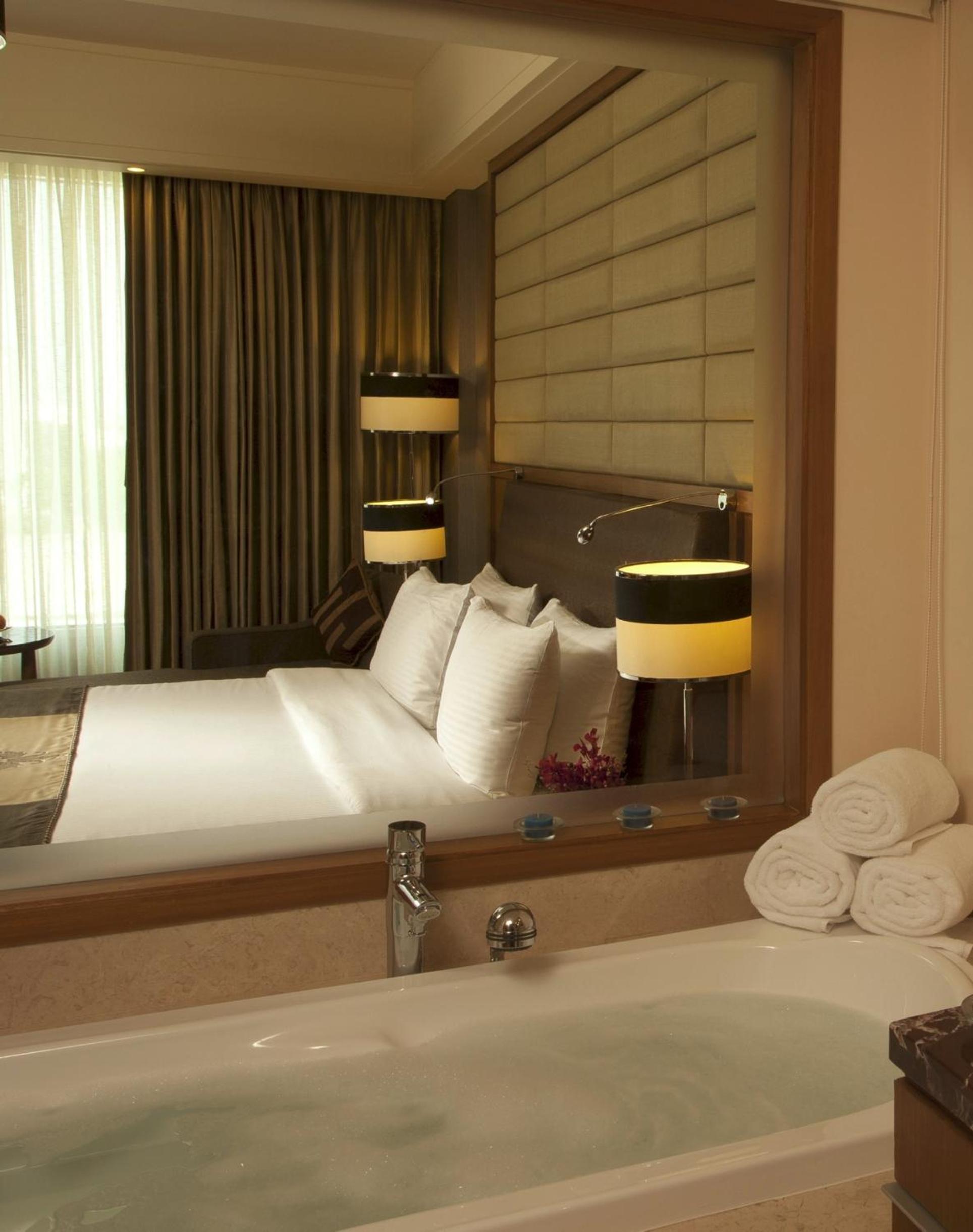 Suite- One Bedroom with Two-way Airport Transfer, 4 pieces of laundry per stay & 20 minutes Foot Massag  photo 3