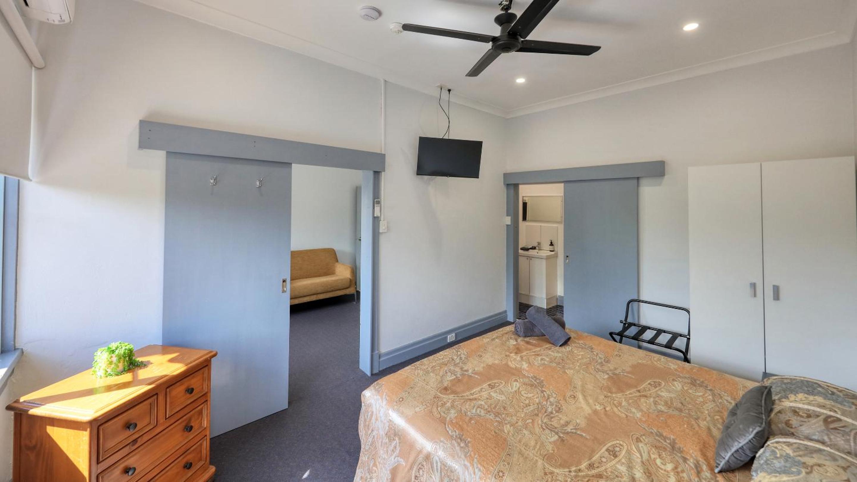 King Suite - Photo 4