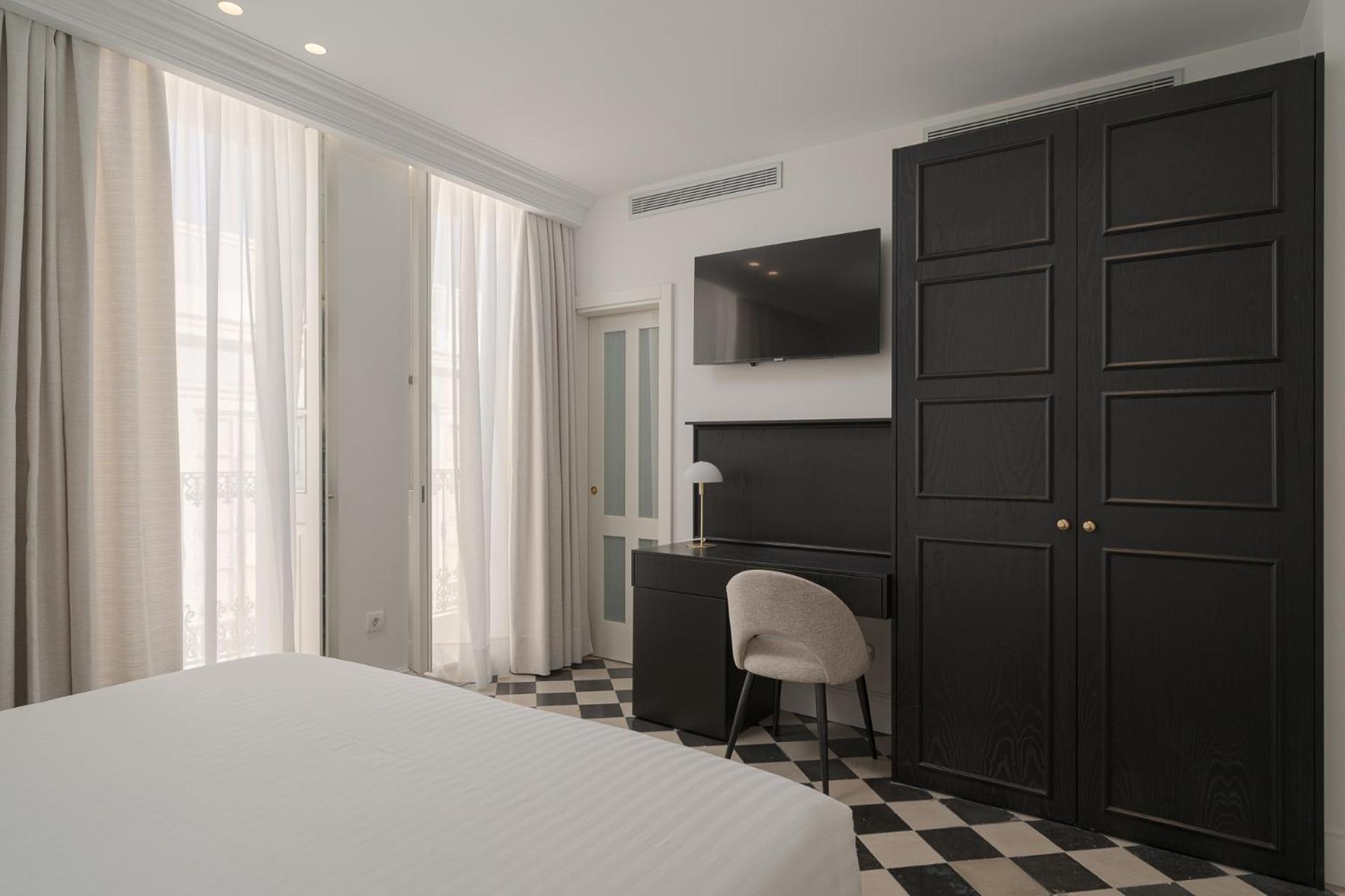 Deluxe Double or Twin Room thumbnail 5