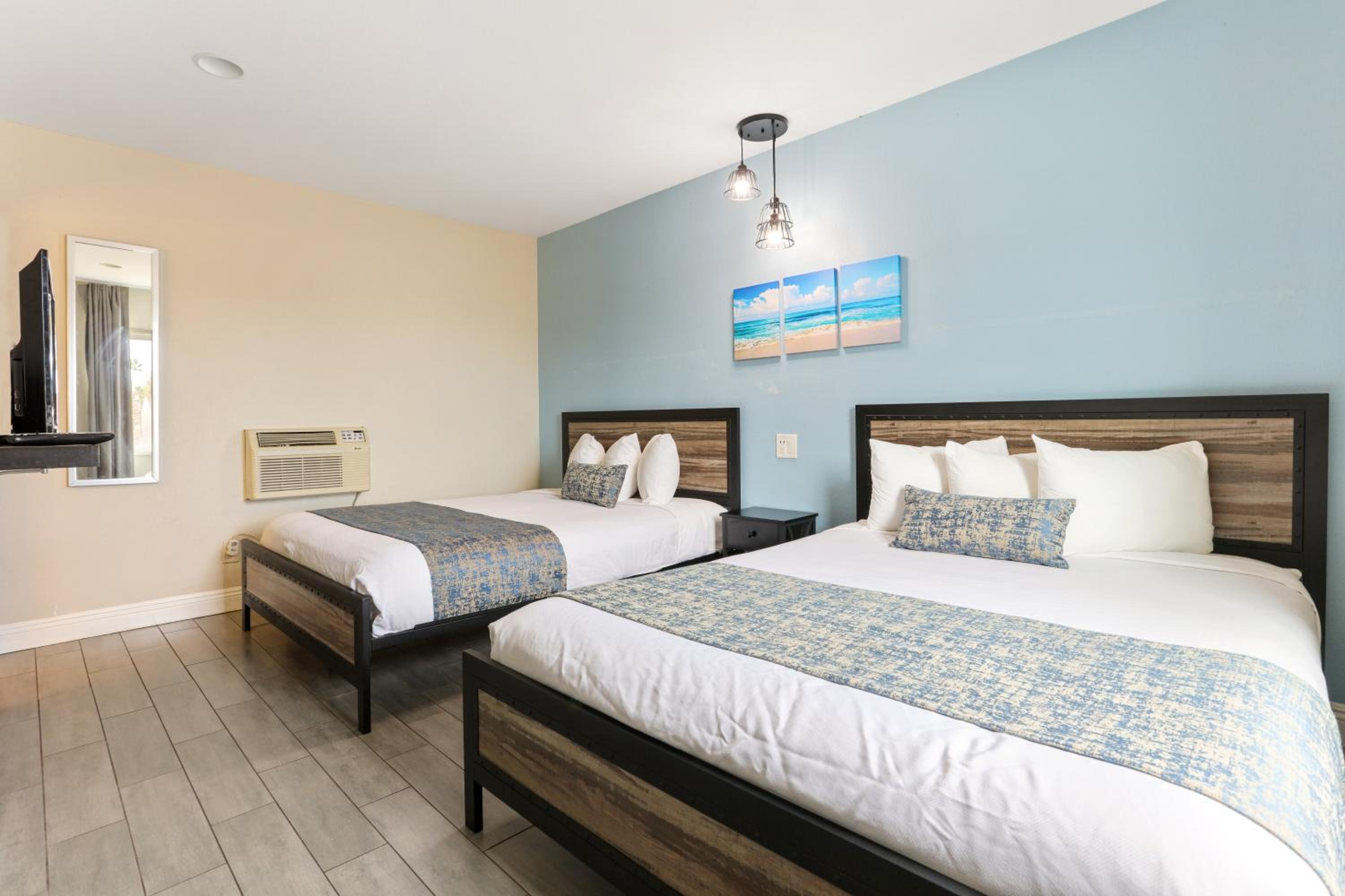 Queen Room with Two Queen Beds - Photo 4