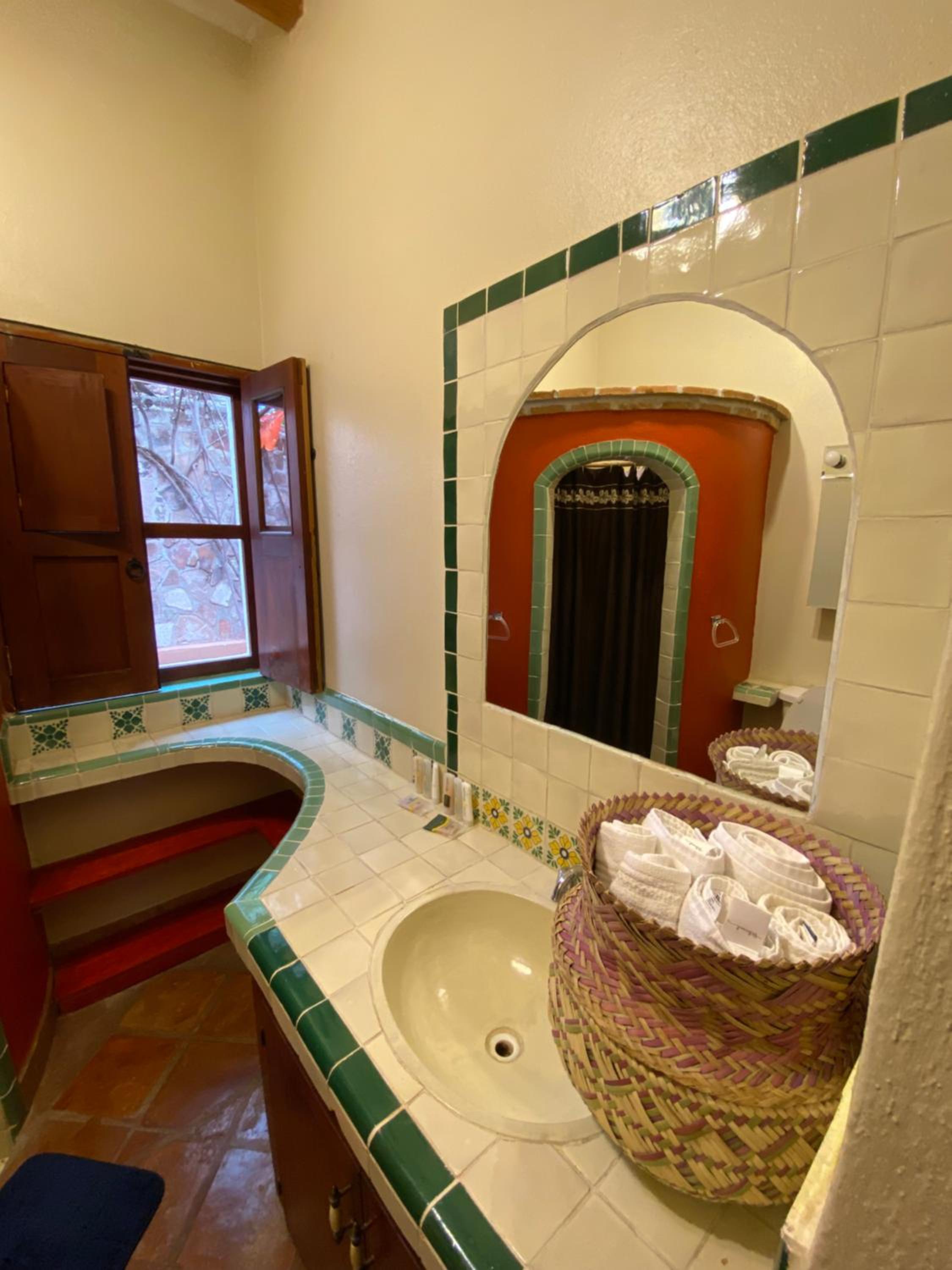 Deluxe Queen Room with Two Queen Beds - Photo 6