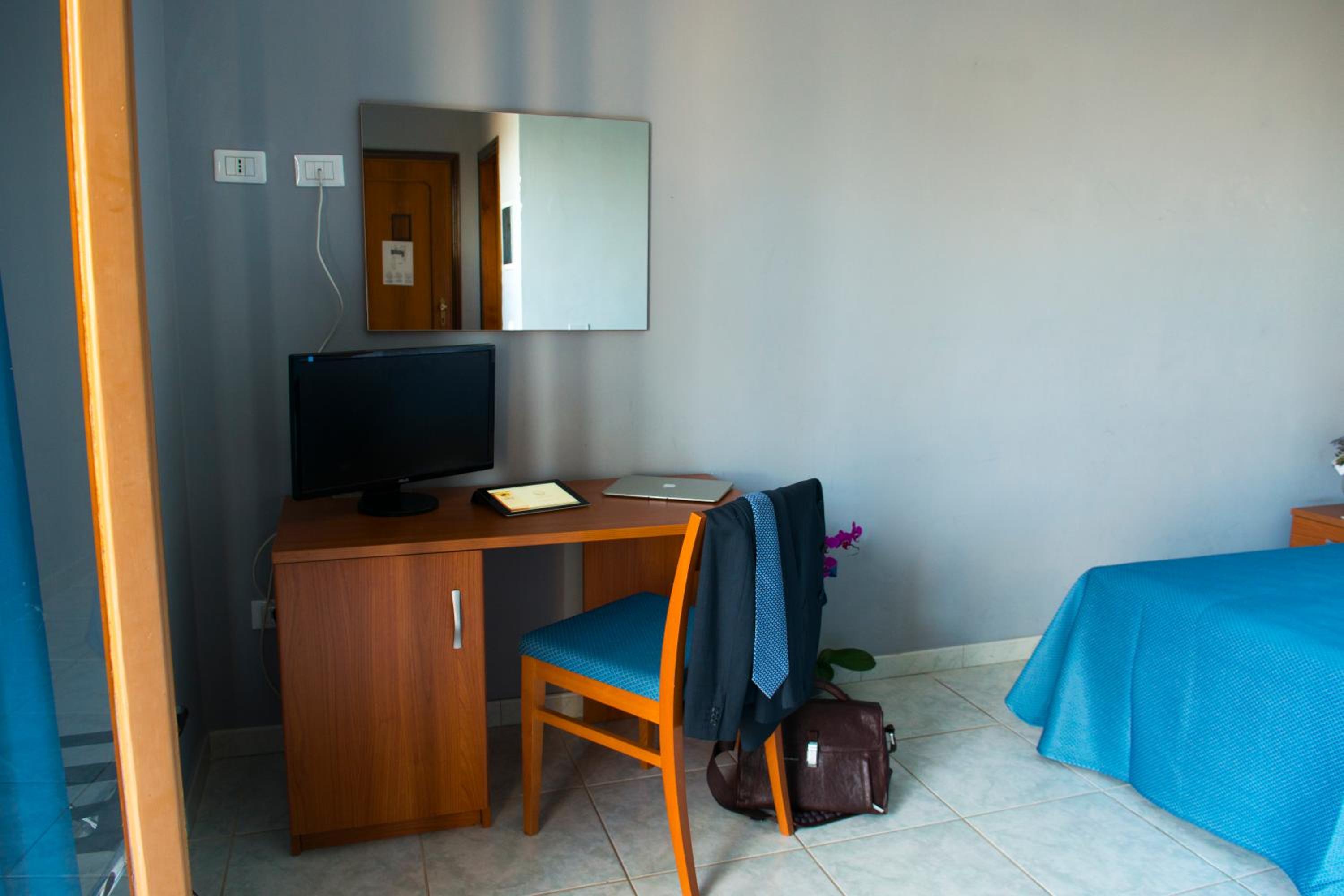 Twin Room - Photo 4