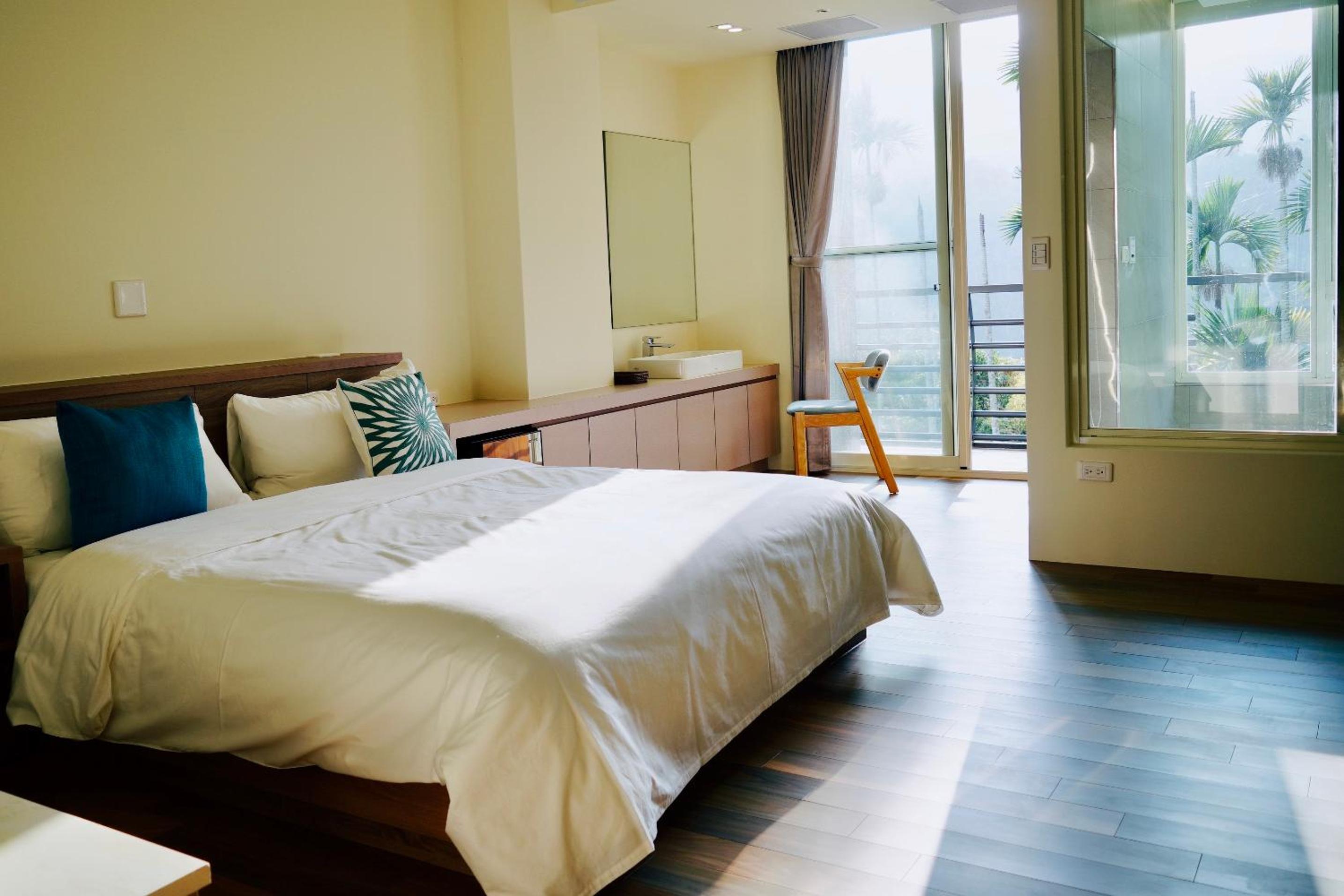 Deluxe Double Room - Photo 9