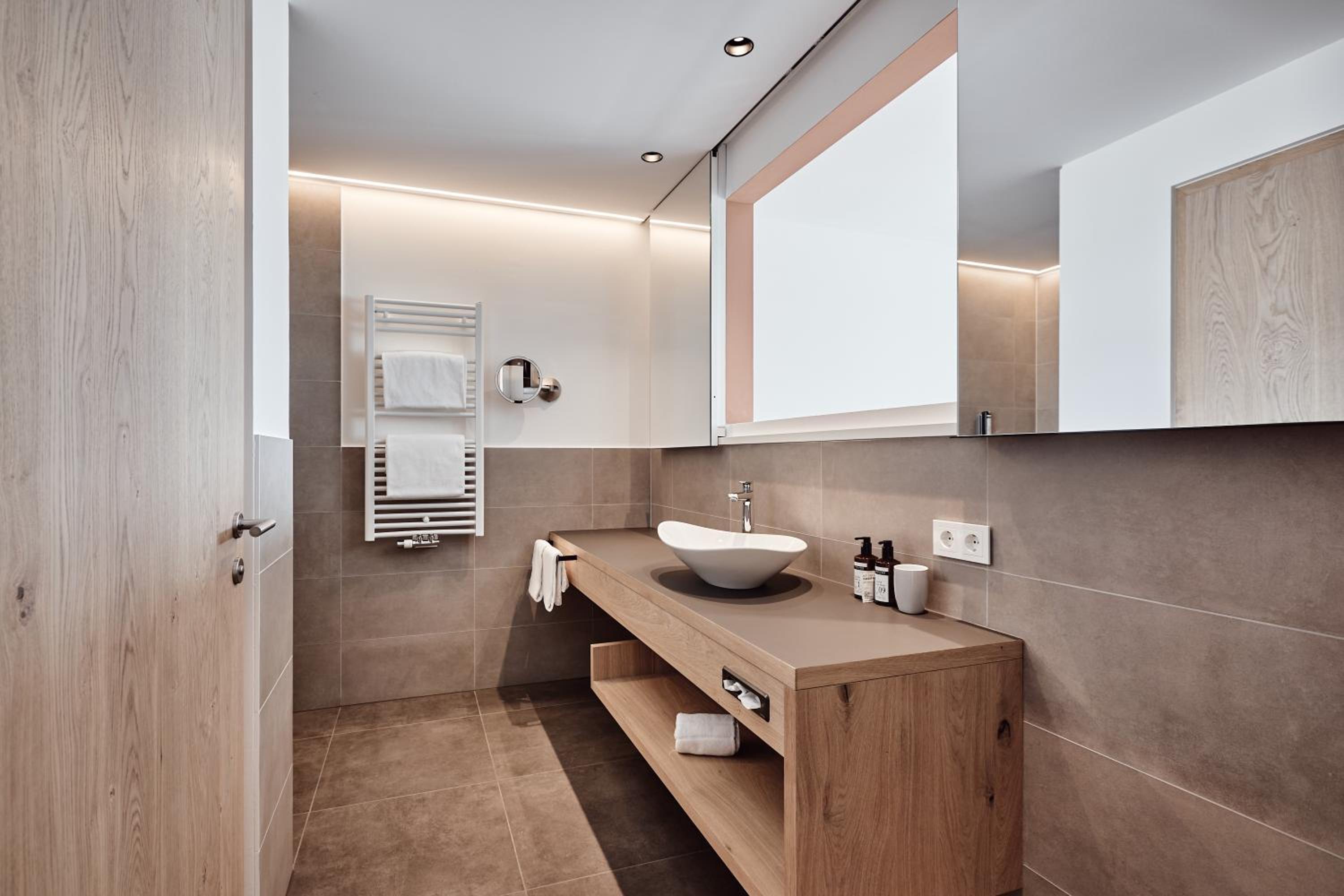Suite with Balcony - Photo 6