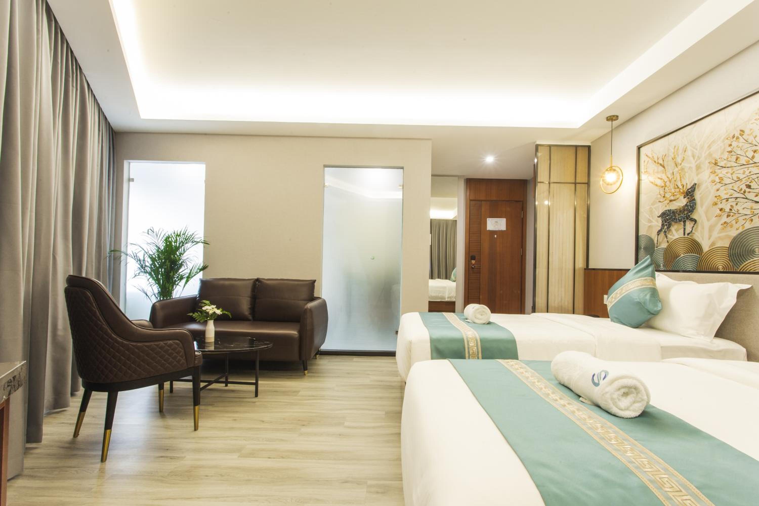 Deluxe Room with Bathtub - Photo 1