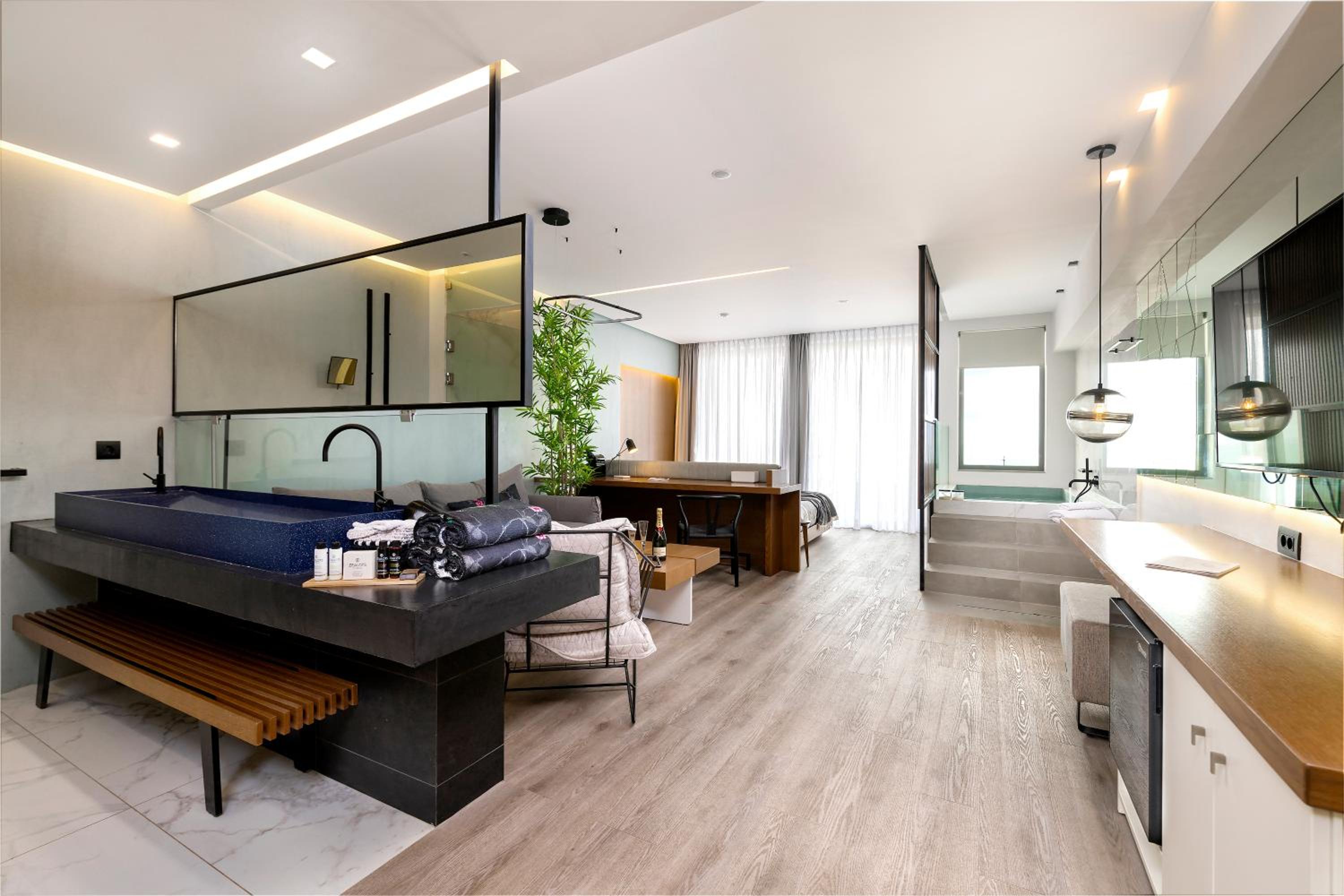 King Suite with Outdoor Jacuzzi -Sea View photo 1