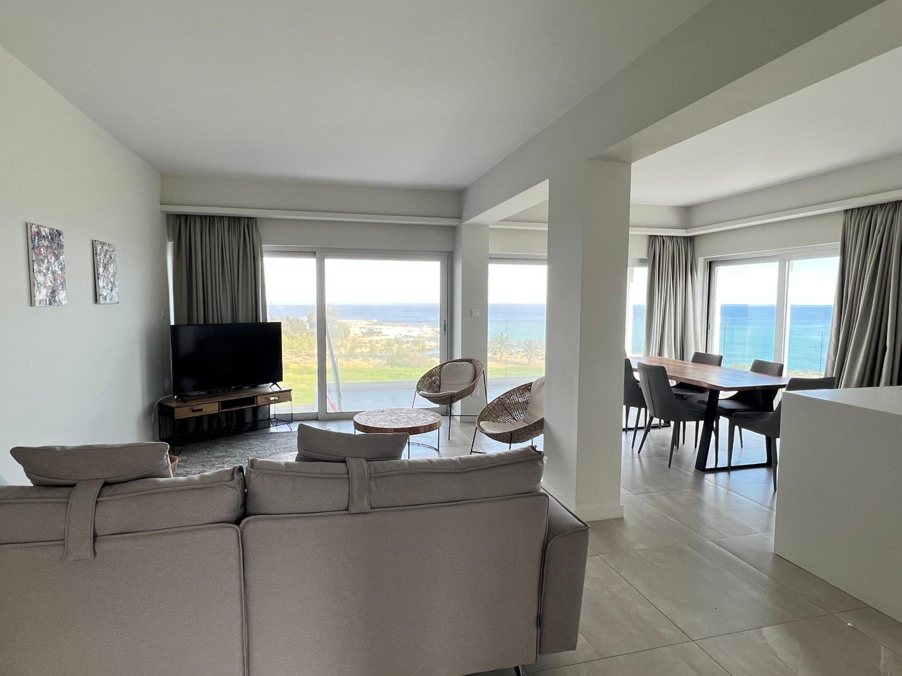 Three-Bedroom Apartment Sea View photo 2