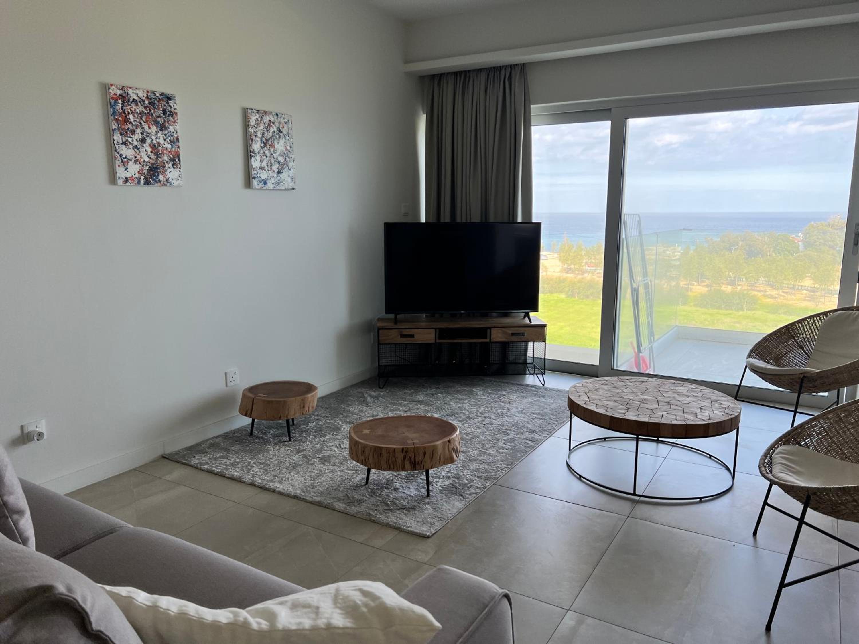 Three-Bedroom Apartment Sea View photo 3