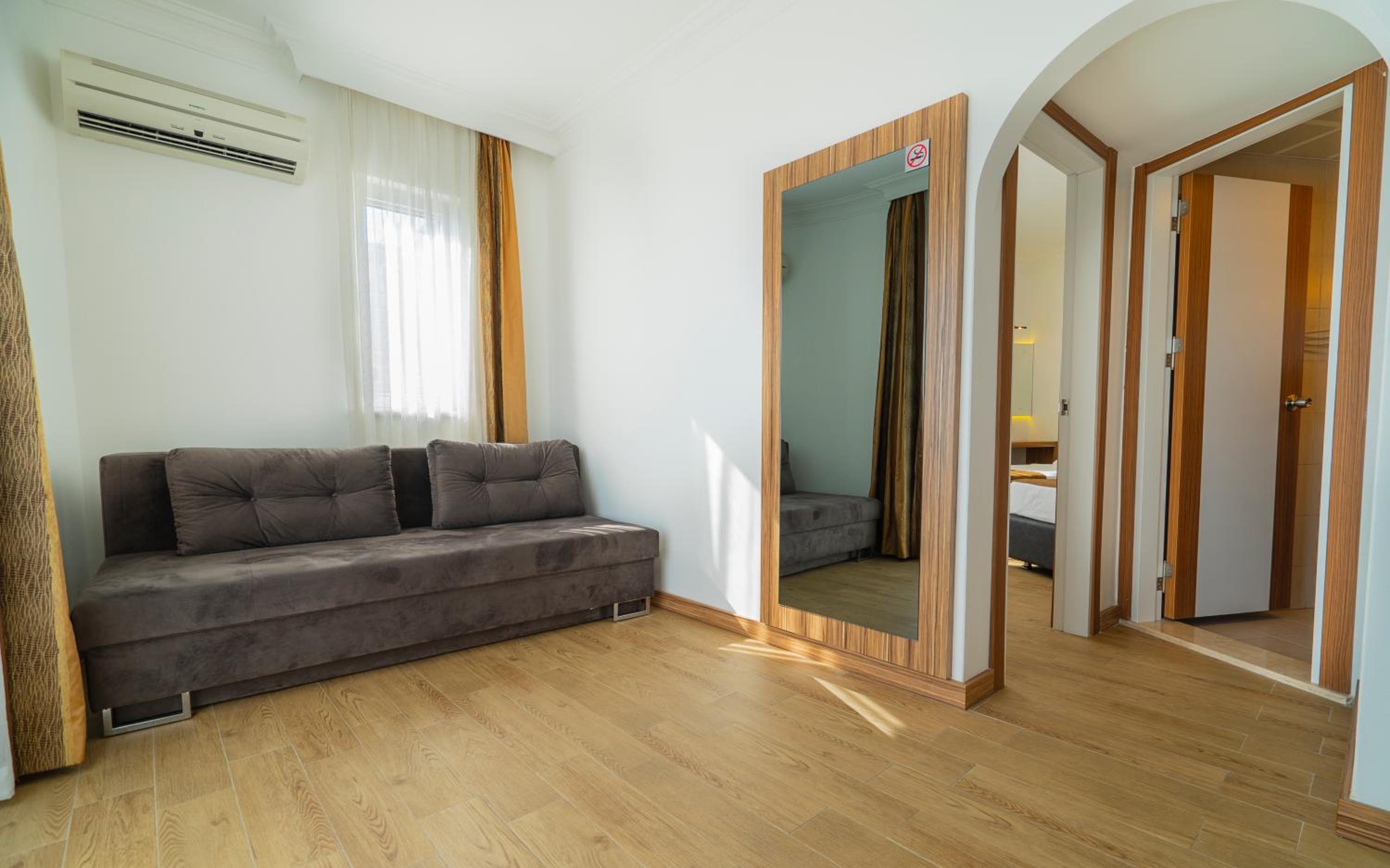 Available room thumbnail 5