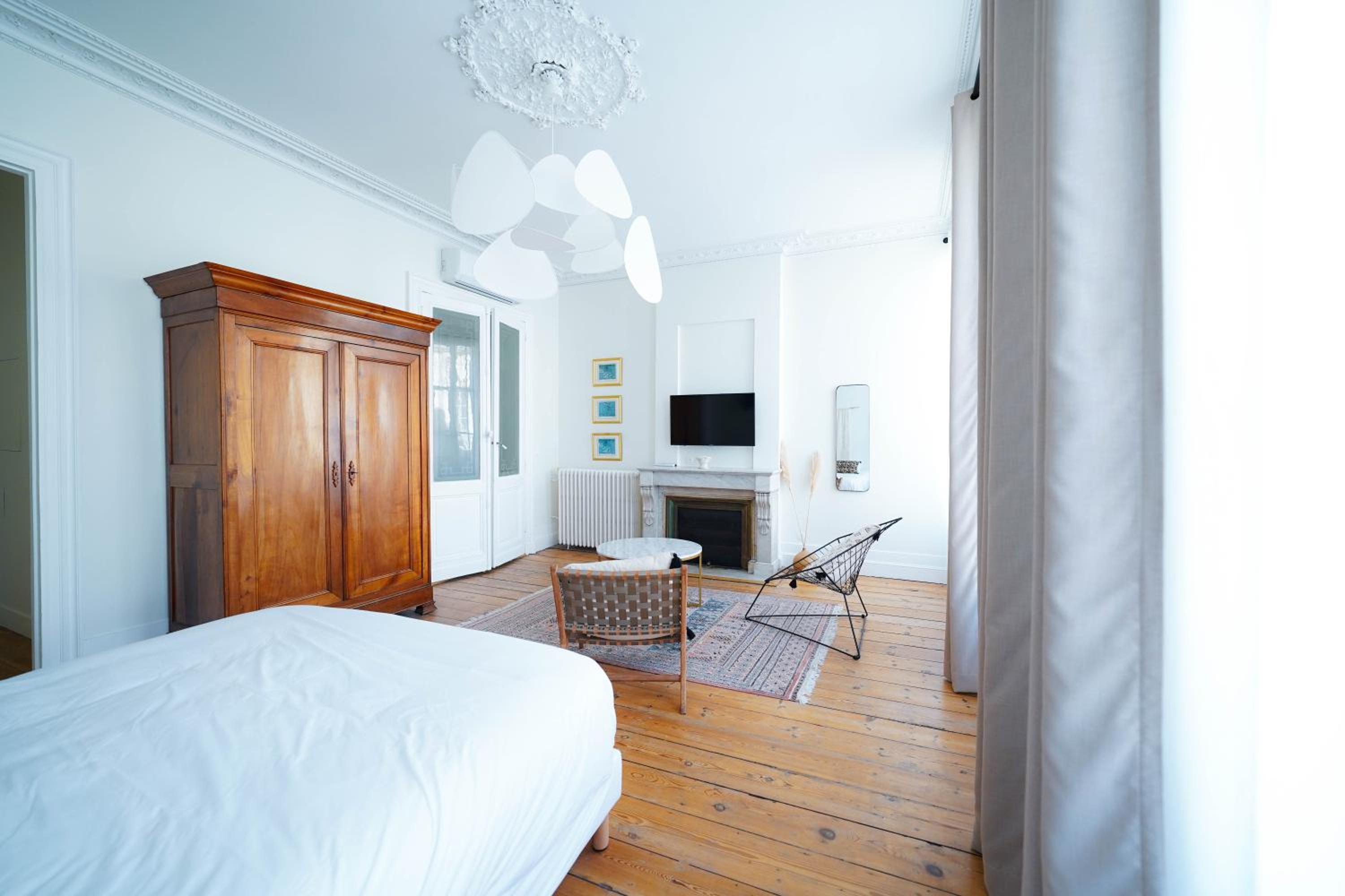 Deluxe Double Room with Balcony - Photo 4