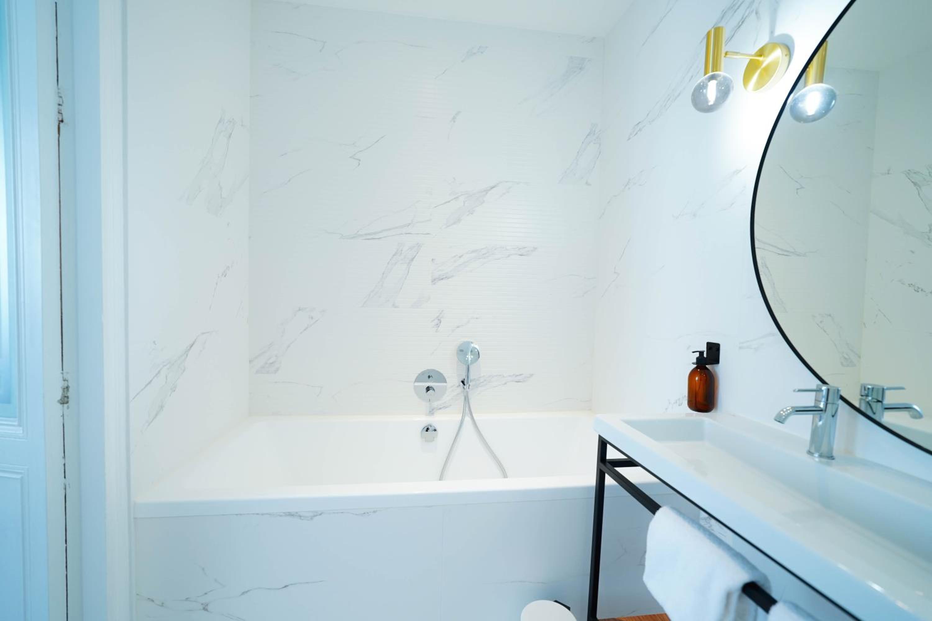 Deluxe Double Room with Balcony - Photo 8