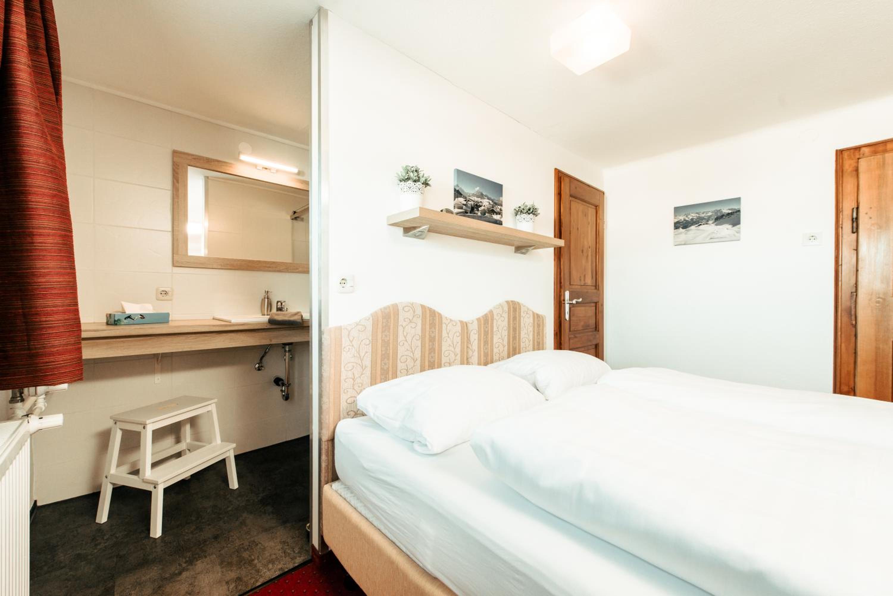 Studio Apartment with Mountain View photo 3