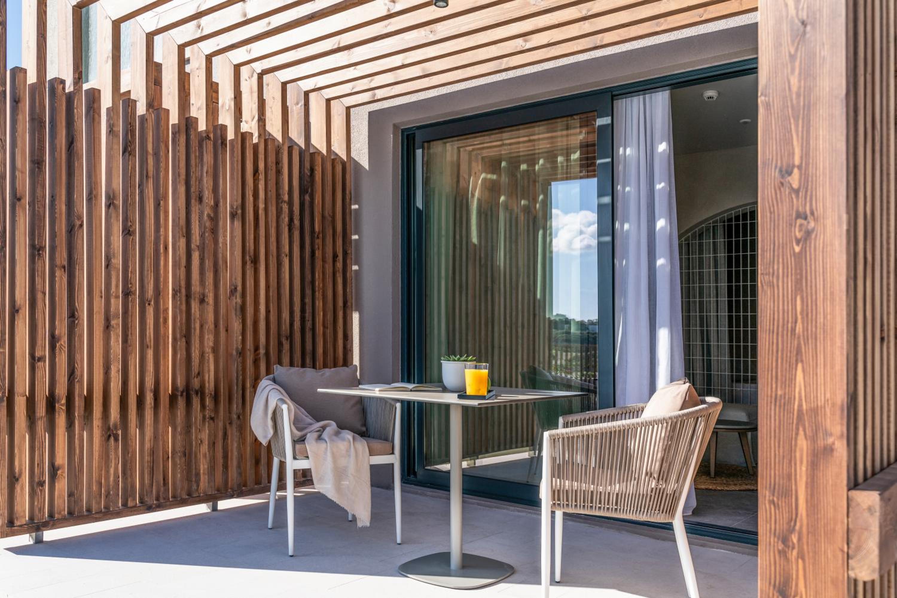 Open Plan Suite with Sharing Pool & Private Sauna photo 2