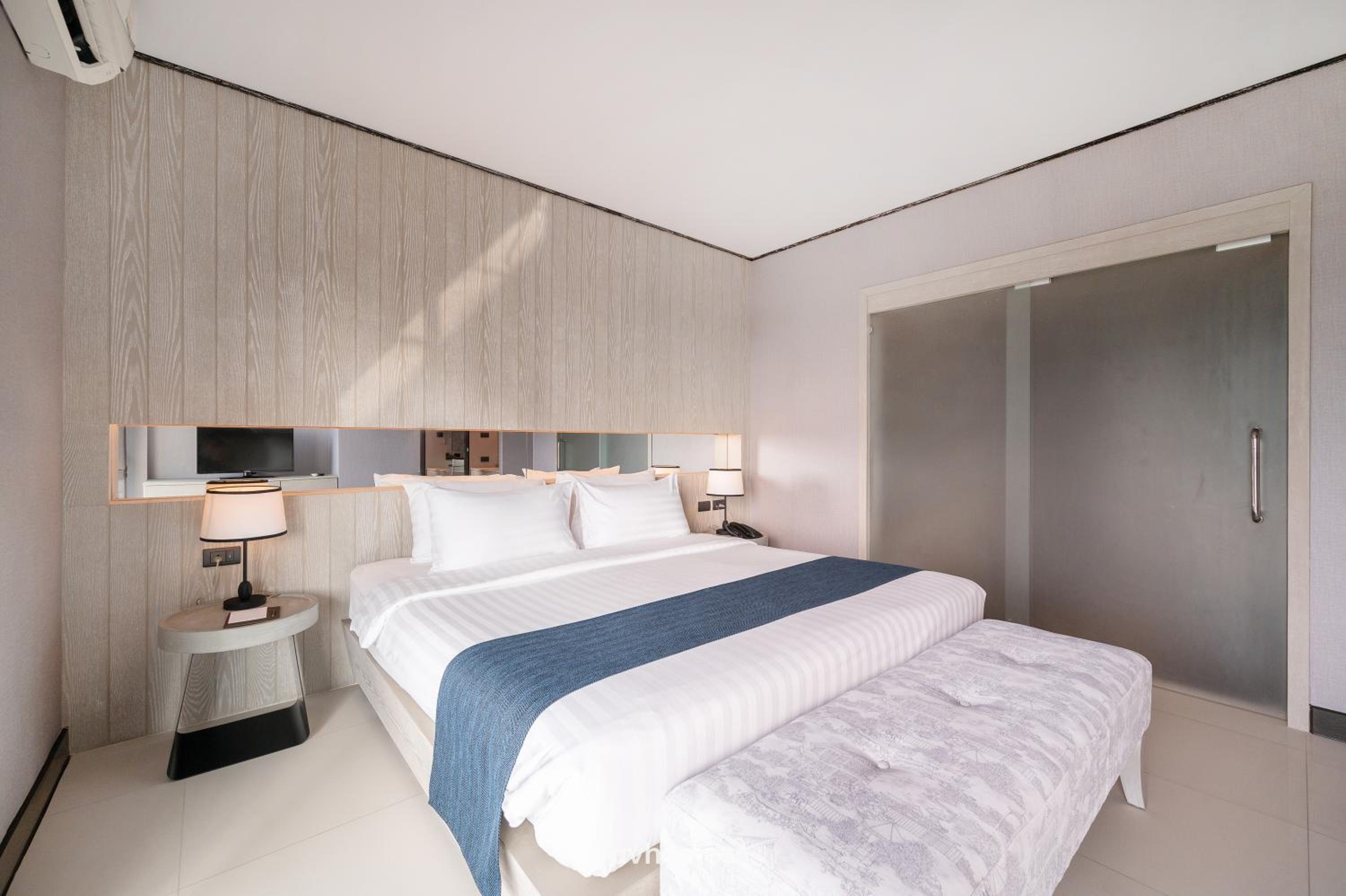 One-Bedroom Suite - Photo 21