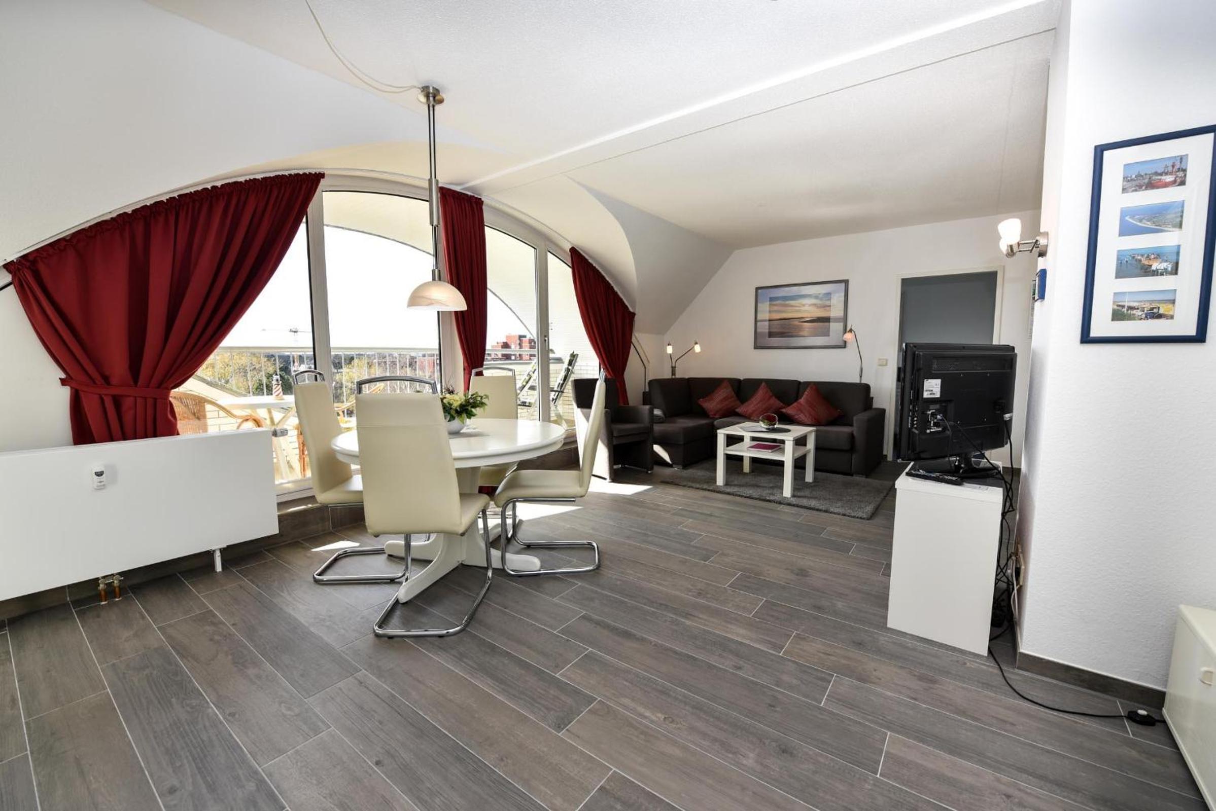 Apartment with Balcony photo 2