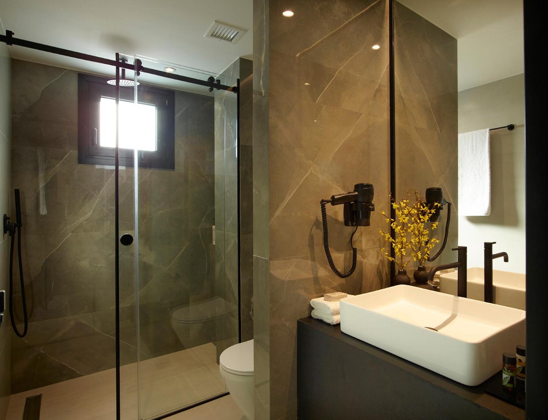 The Port Comfort Room - Photo 3