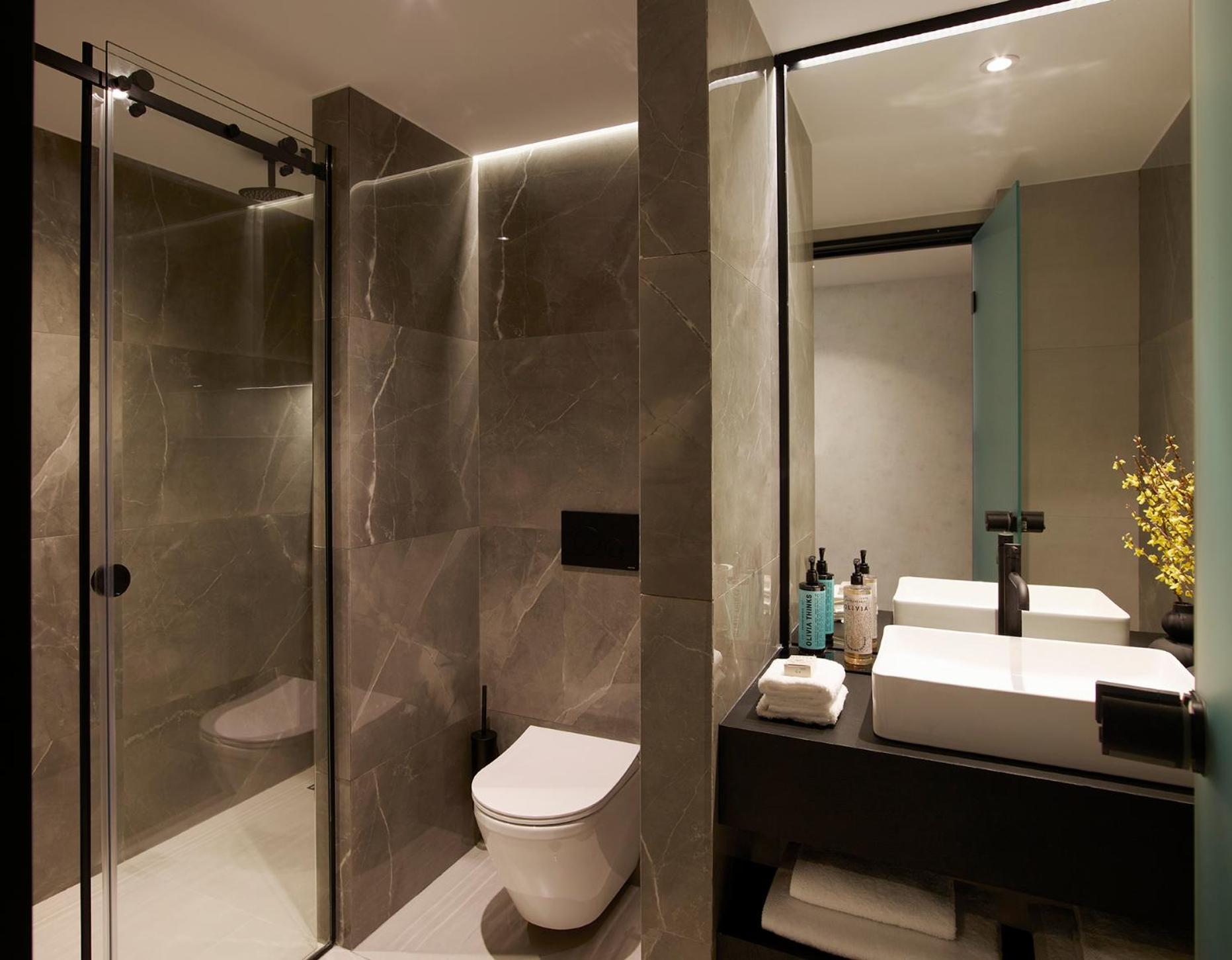 The Port Comfort Room - Photo 5