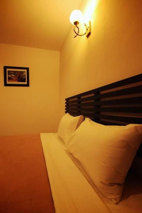 Standard Queen Room - Photo 6