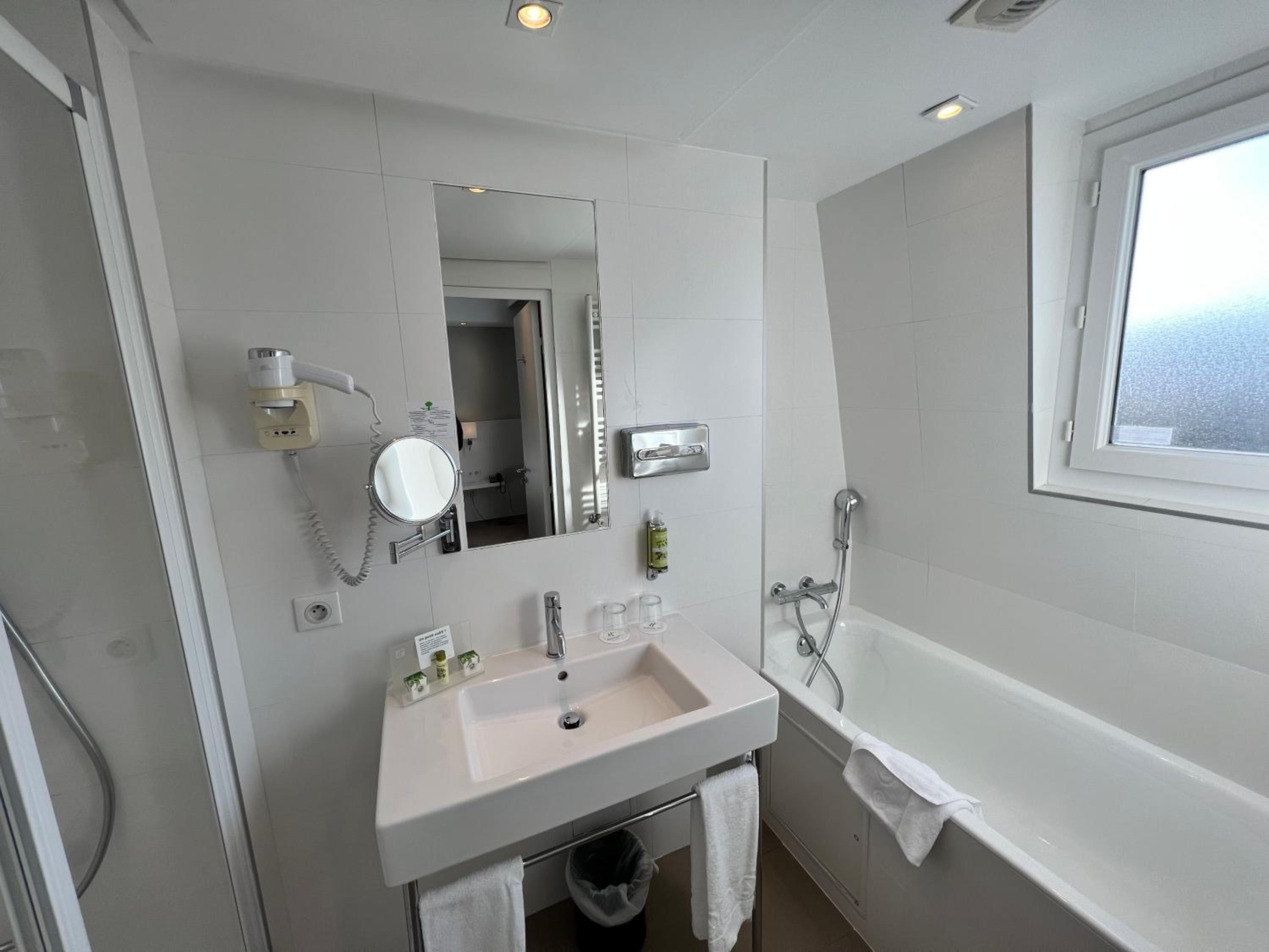 Standard King Room thumbnail 6
